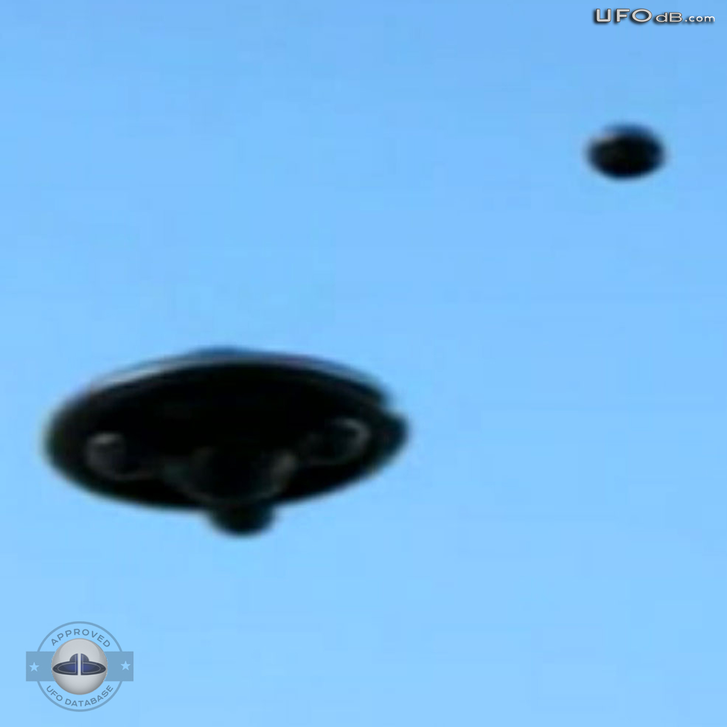 Italian UFO hunter captures on pictures a great 2011 UFO sighting UFO Picture #372-5