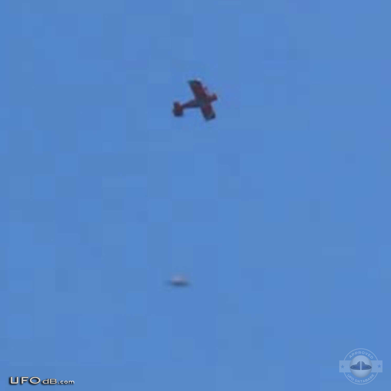 In Cape Town, South Africa a man get picture of UFO near Airplane 2011 UFO Picture #386-1