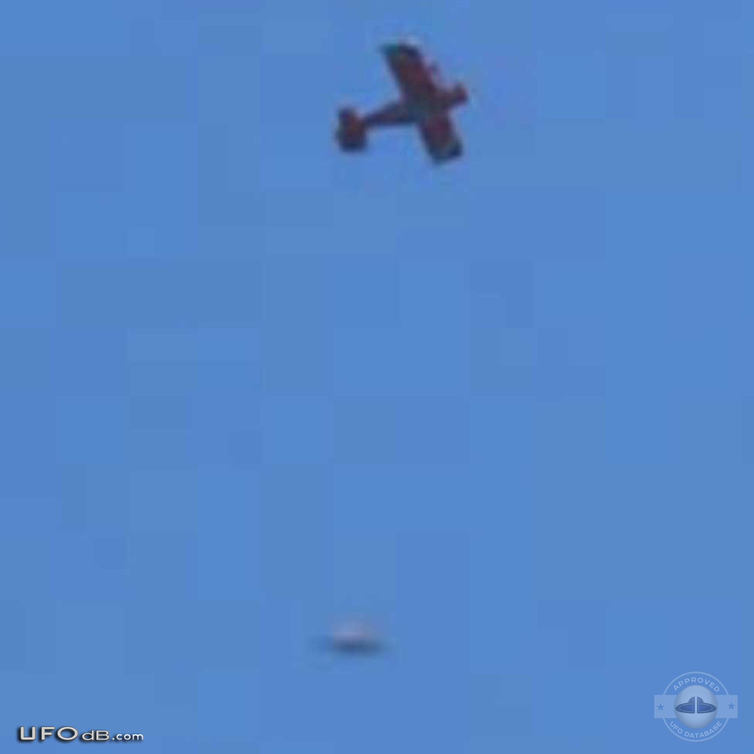 In Cape Town, South Africa a man get picture of UFO near Airplane 2011 UFO Picture #386-2