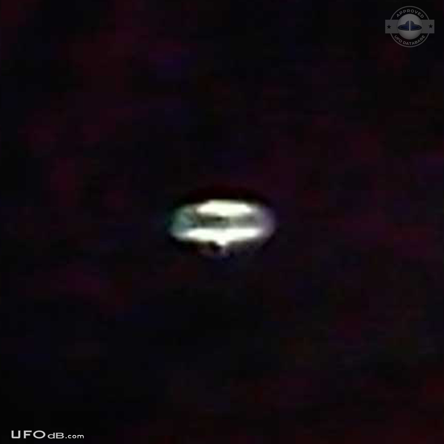 Man take picture of UFO he taught it was a blimp - Los Angeles 2011 UFO Picture #389-3