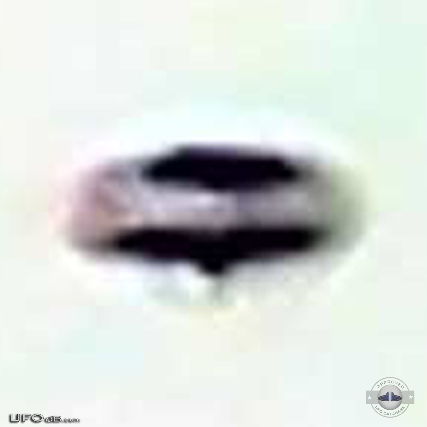 Man take picture of UFO he taught it was a blimp - Los Angeles 2011 UFO Picture #389-5