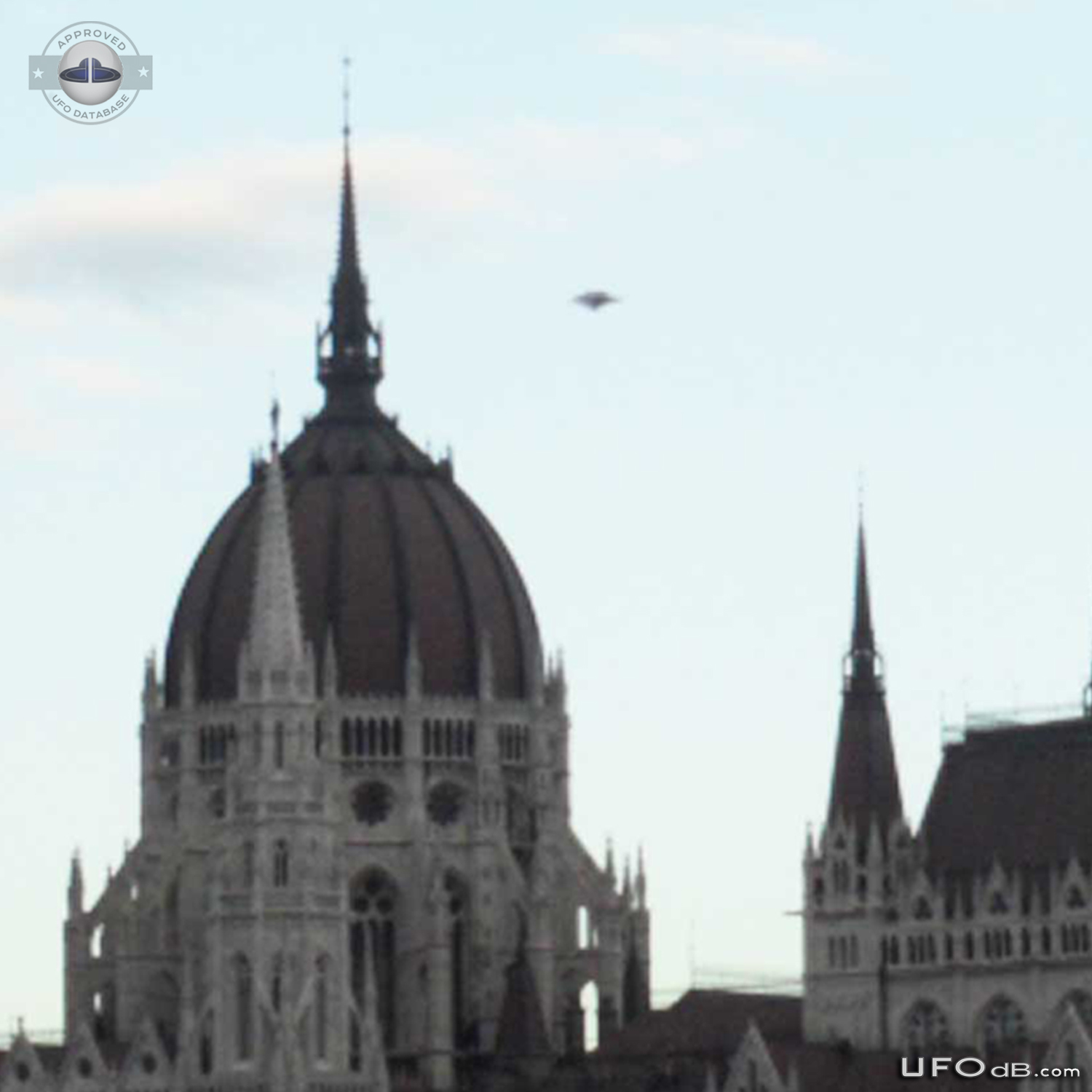 Picture showing a UFO passing over the Hungarian Parliament in 2012 UFO Picture #391-3