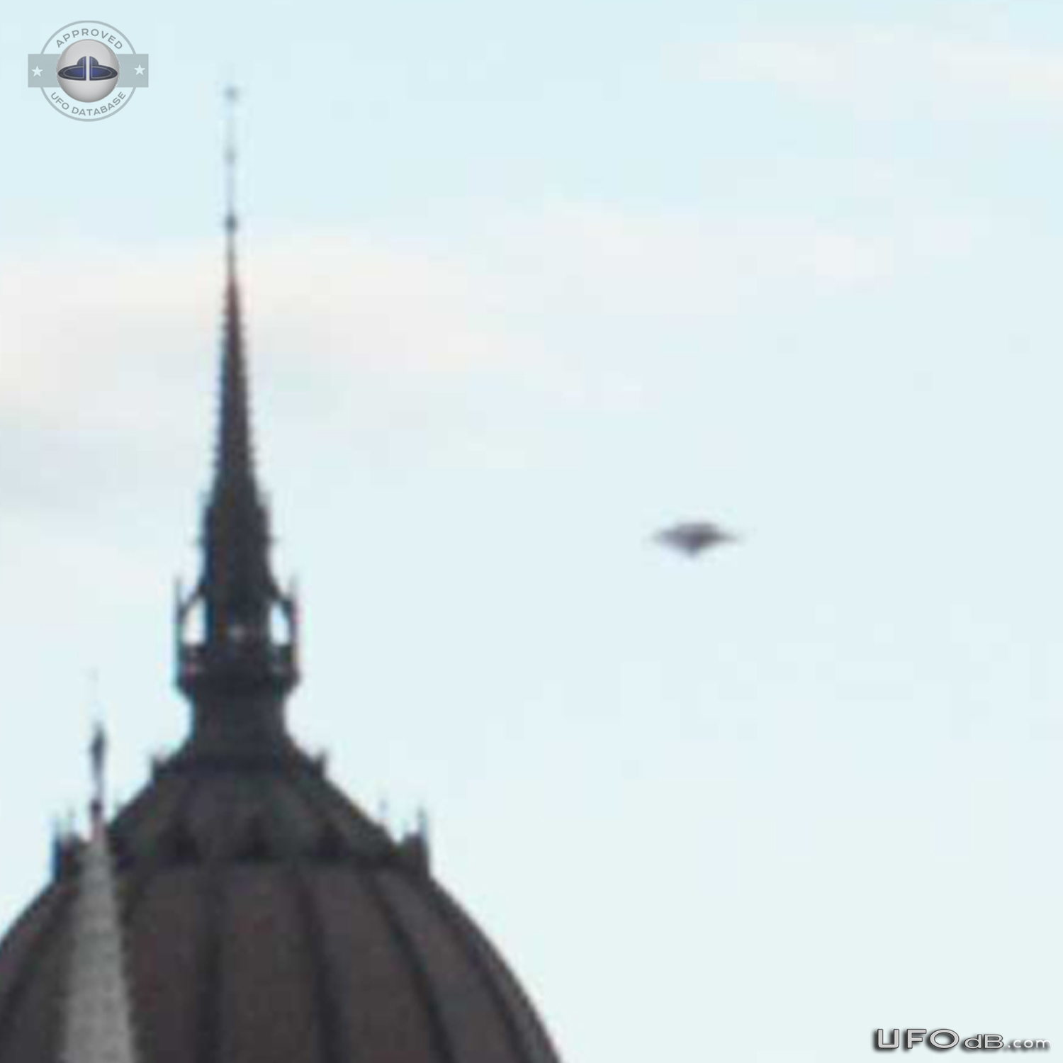 Picture showing a UFO passing over the Hungarian Parliament in 2012 UFO Picture #391-4