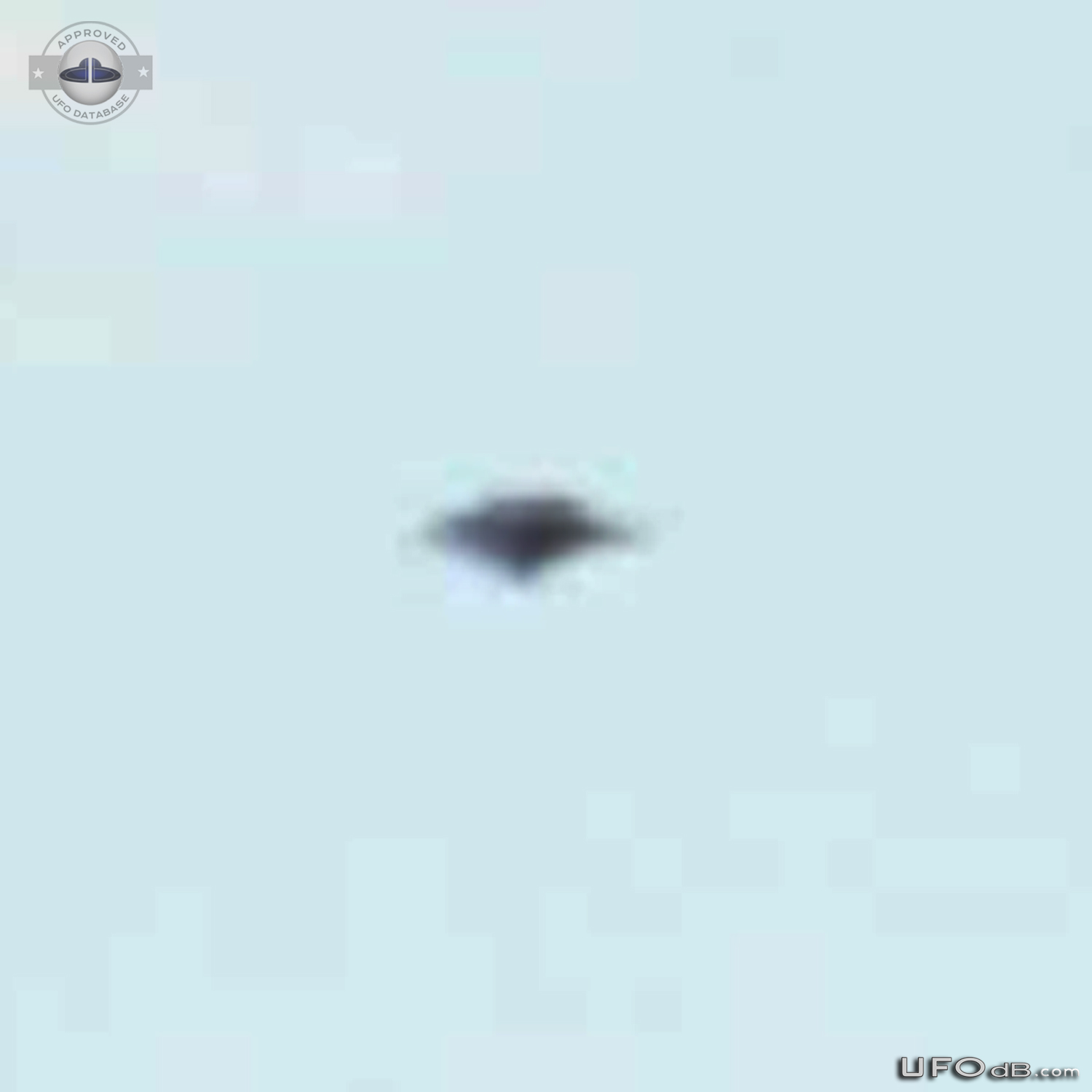 Picture showing a UFO passing over the Hungarian Parliament in 2012 UFO Picture #391-5