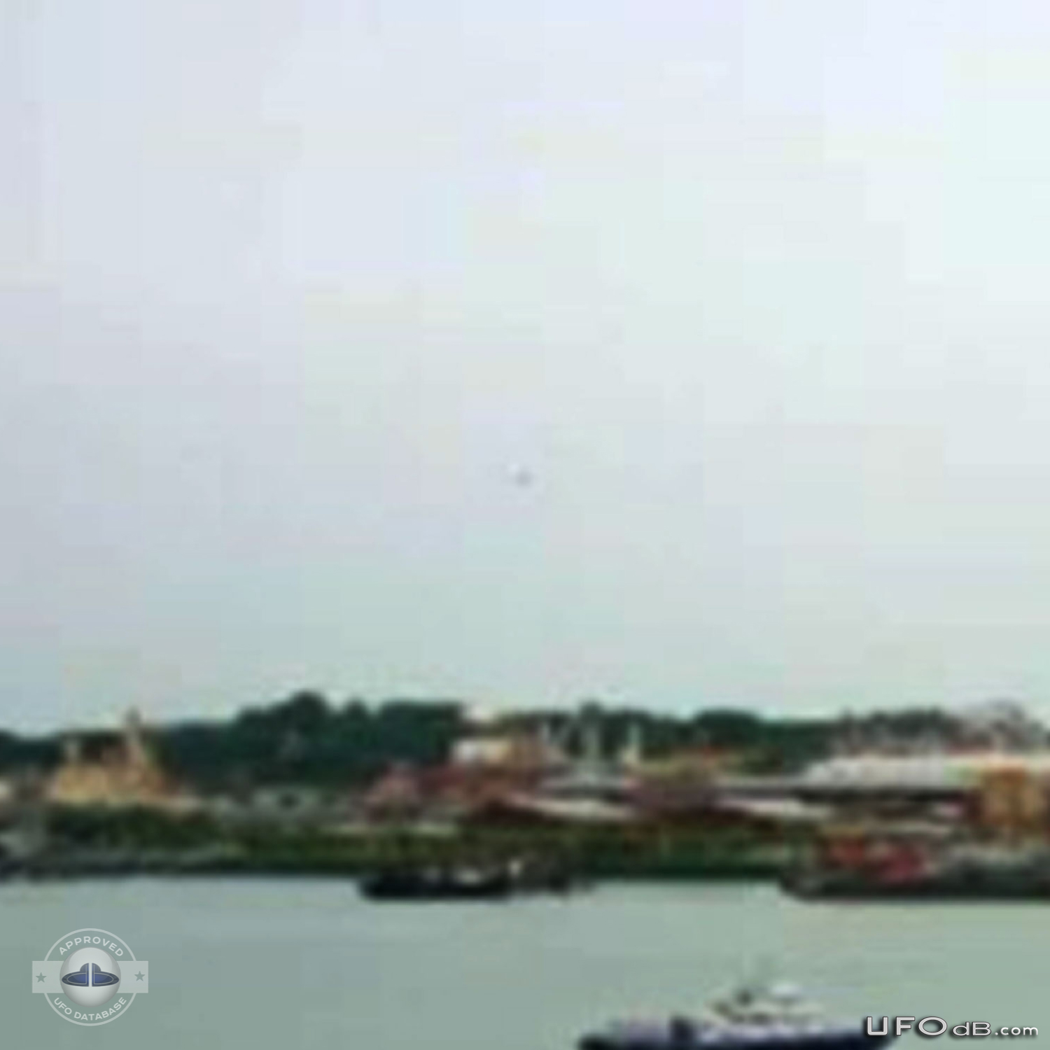 UFO caught on picture near the Resort World Sentosa in Singapore 2010 UFO Picture #393-1