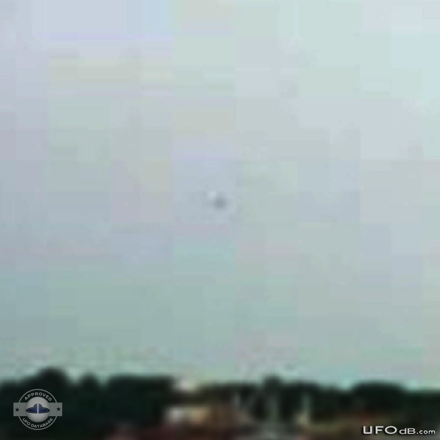 UFO caught on picture near the Resort World Sentosa in Singapore 2010 UFO Picture #393-2