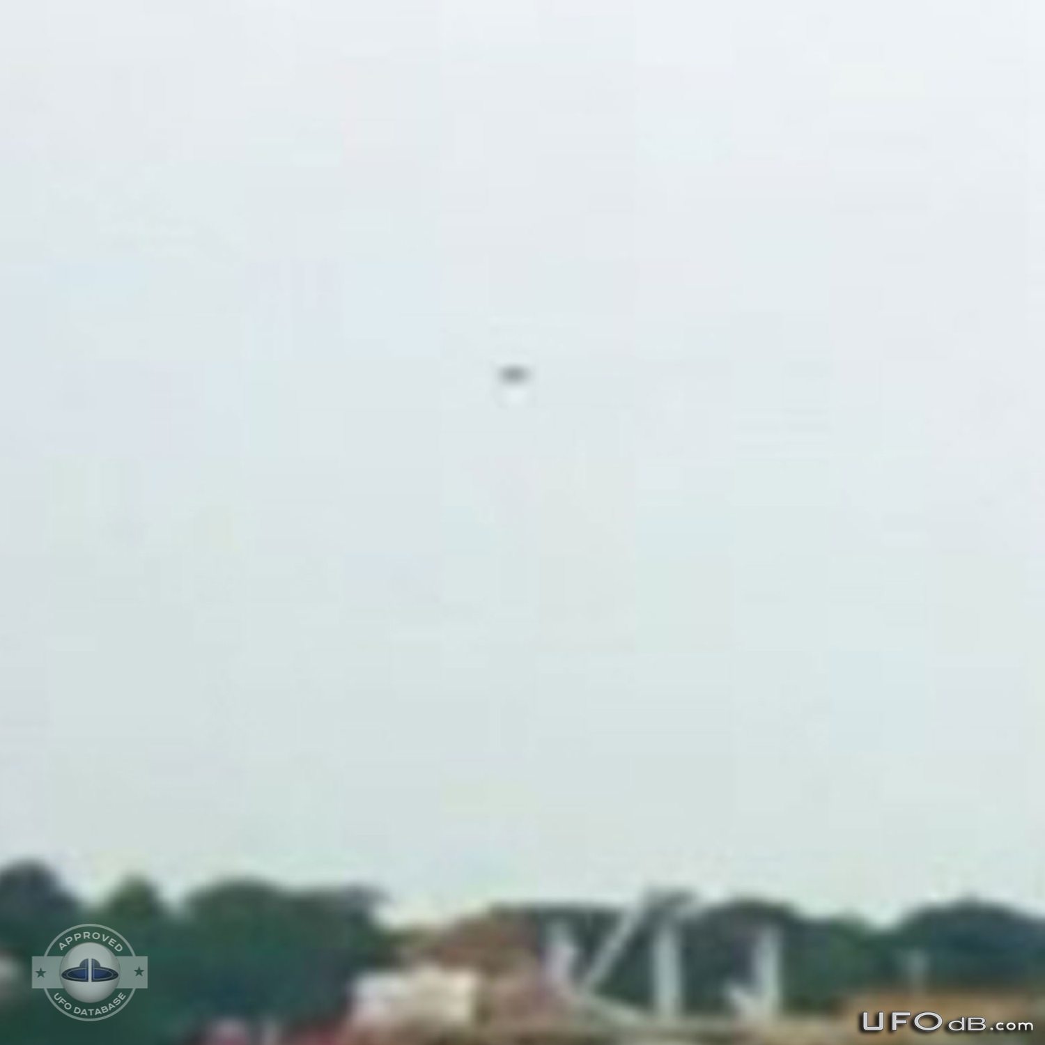 UFO caught on picture near the Resort World Sentosa in Singapore 2010 UFO Picture #393-3