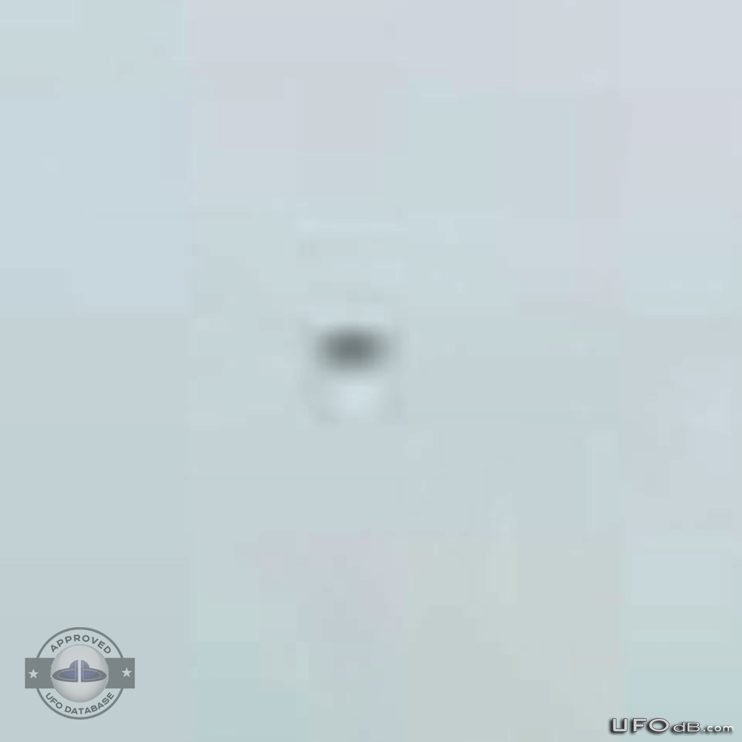 UFO caught on picture near the Resort World Sentosa in Singapore 2010 UFO Picture #393-4