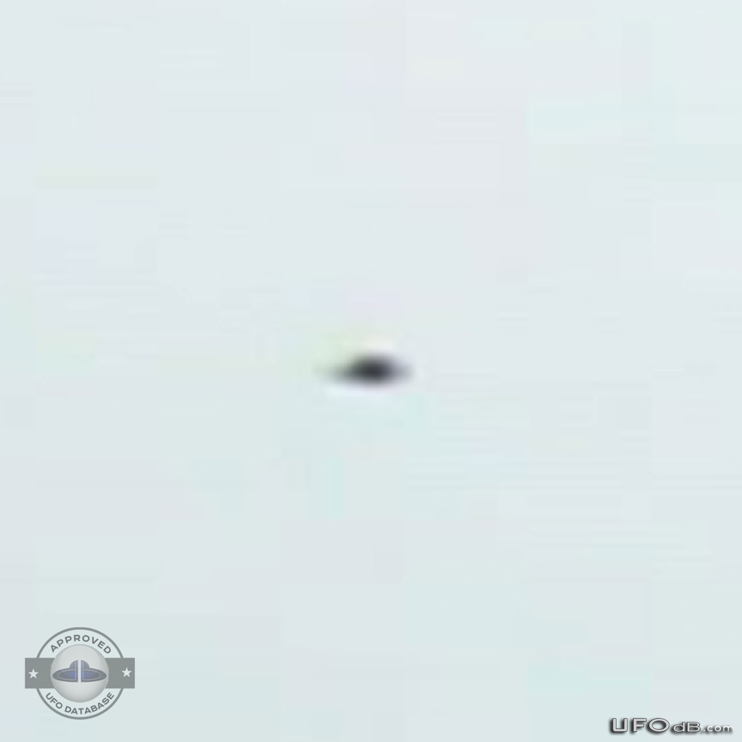 UFO caught on picture near the Resort World Sentosa in Singapore 2010 UFO Picture #393-5