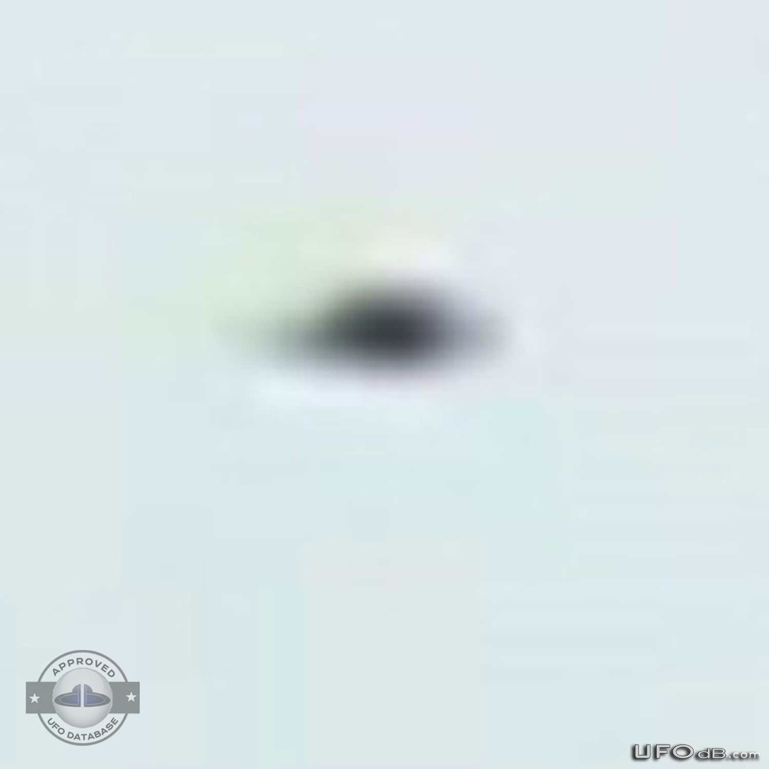 UFO caught on picture near the Resort World Sentosa in Singapore 2010 UFO Picture #393-6