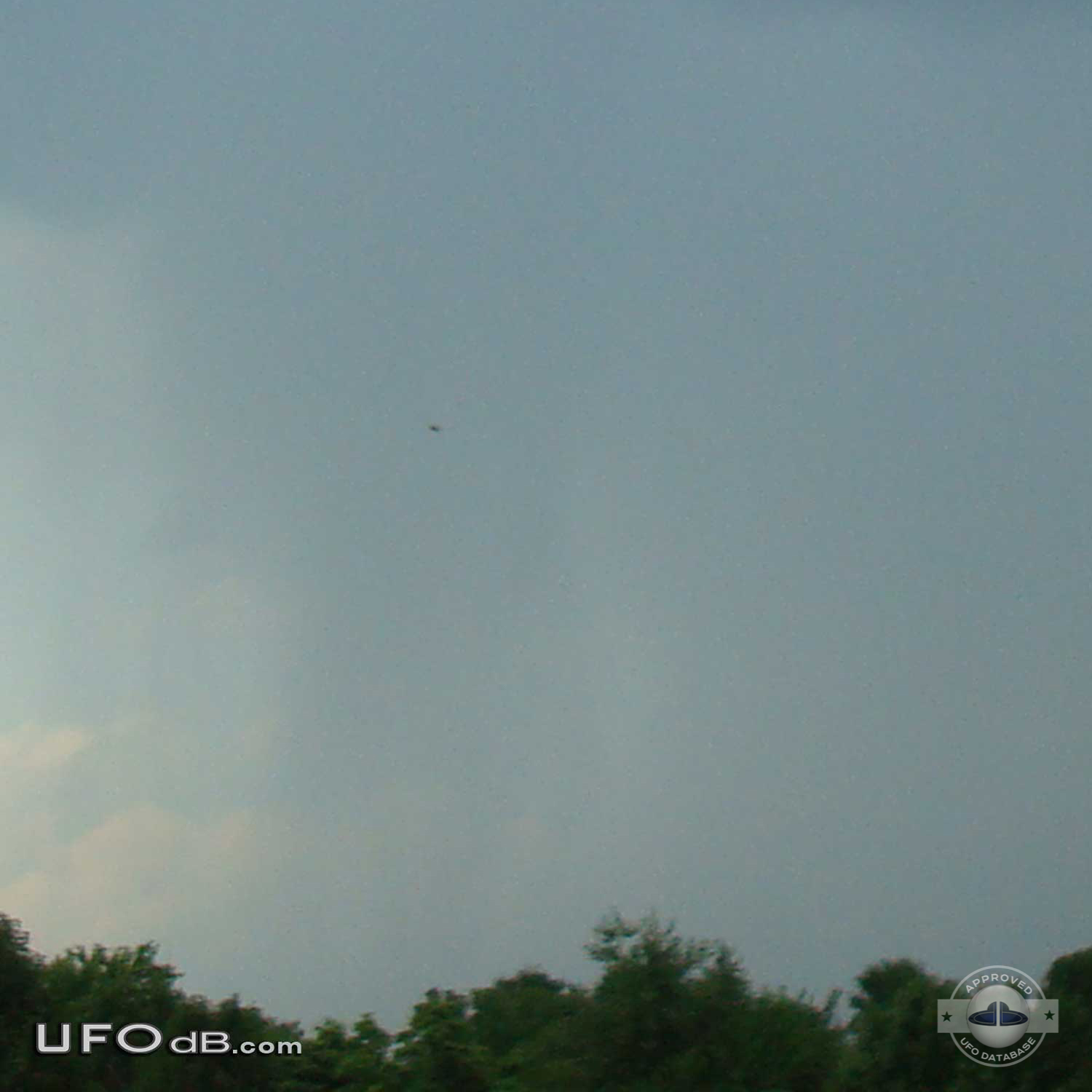 Thunderstorm pictures reveals an amazing saucer UFO in Kentucky | 2010 UFO Picture #394-1