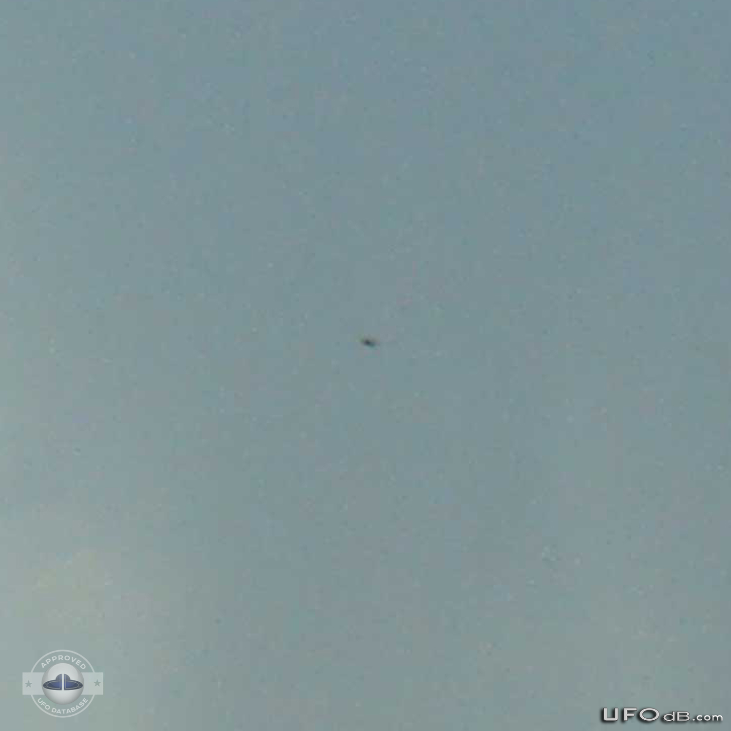 Thunderstorm pictures reveals an amazing saucer UFO in Kentucky | 2010 UFO Picture #394-2
