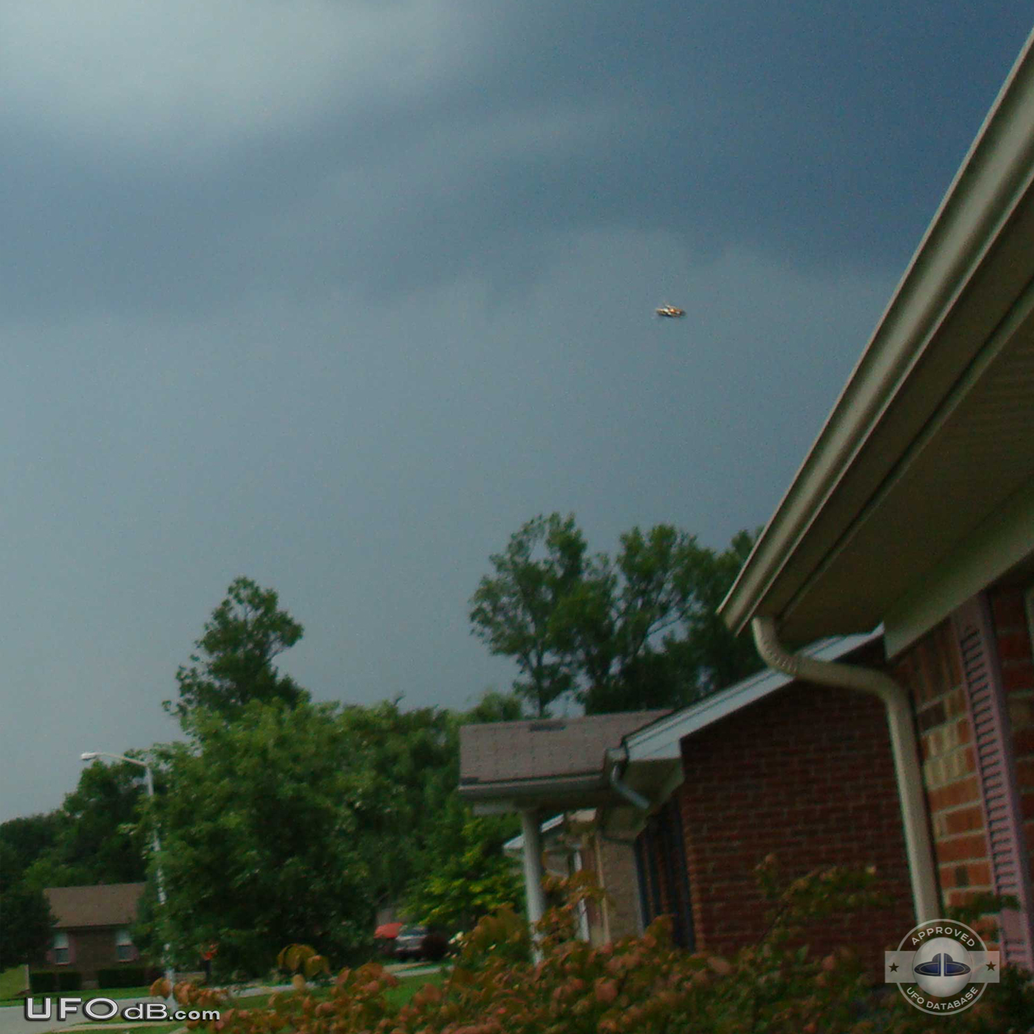 Thunderstorm pictures reveals an amazing saucer UFO in Kentucky | 2010 UFO Picture #394-3