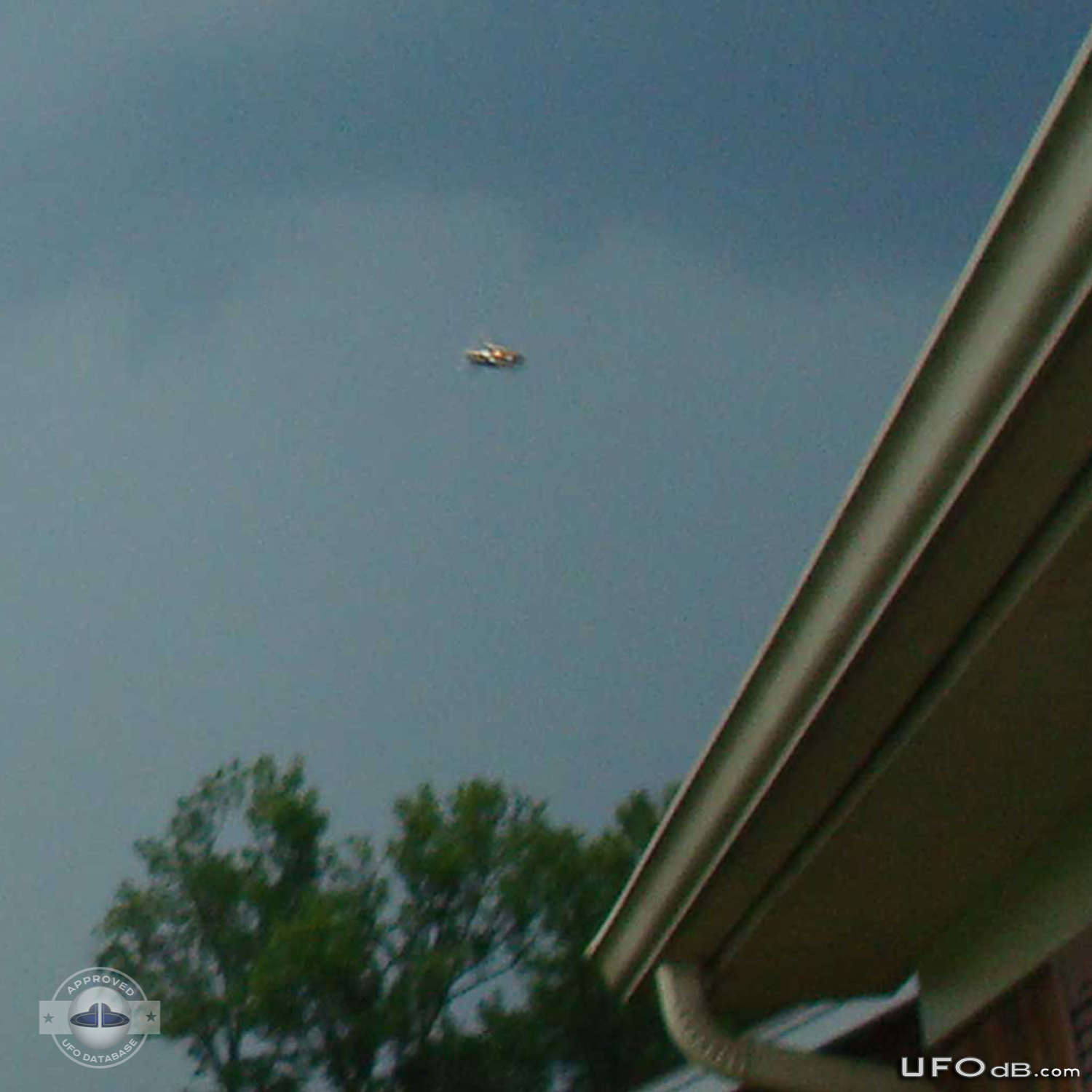 Thunderstorm pictures reveals an amazing saucer UFO in Kentucky | 2010 UFO Picture #394-4