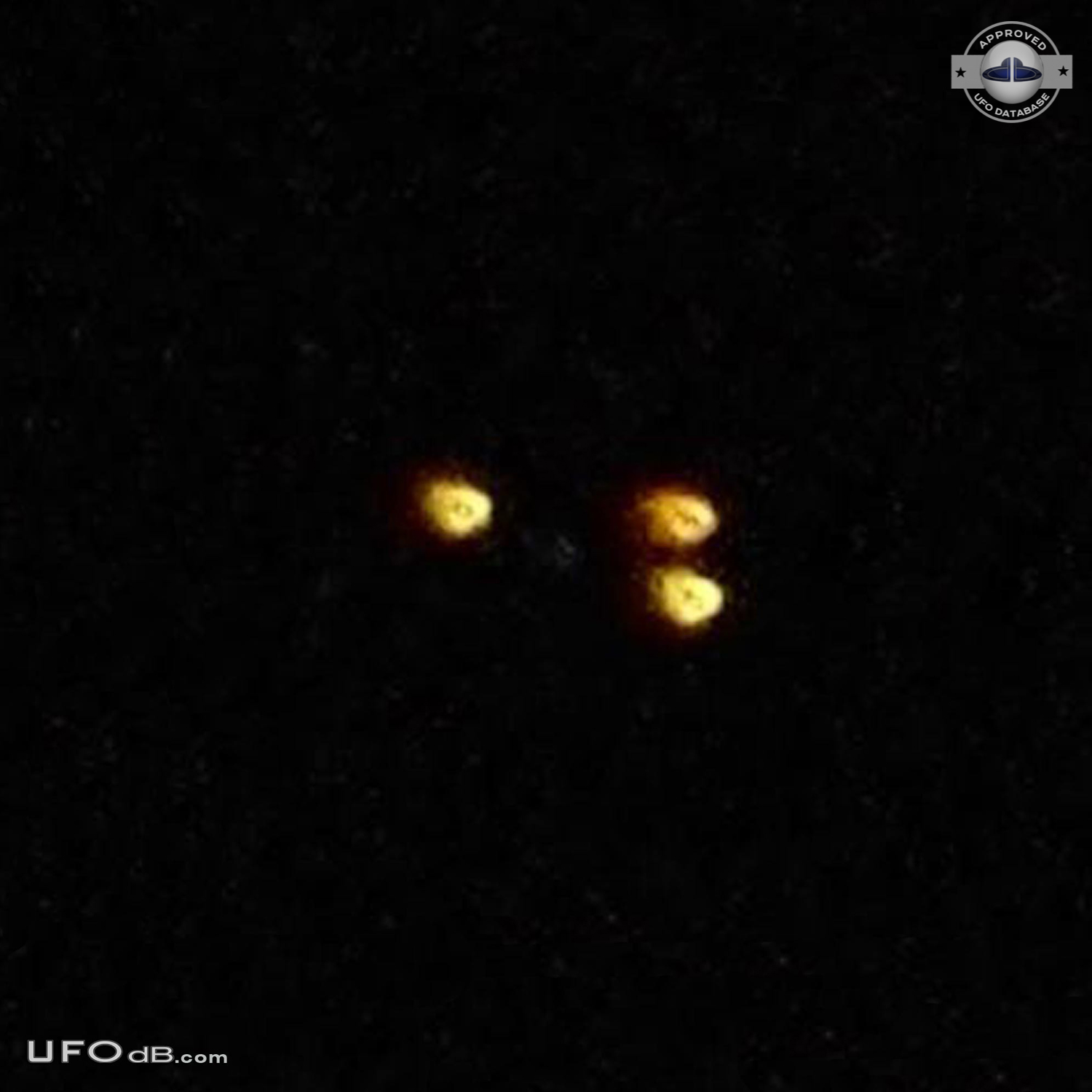 UFO picture with 3 firebals in a triangular formation - Argentina 2011 UFO Picture #408-1