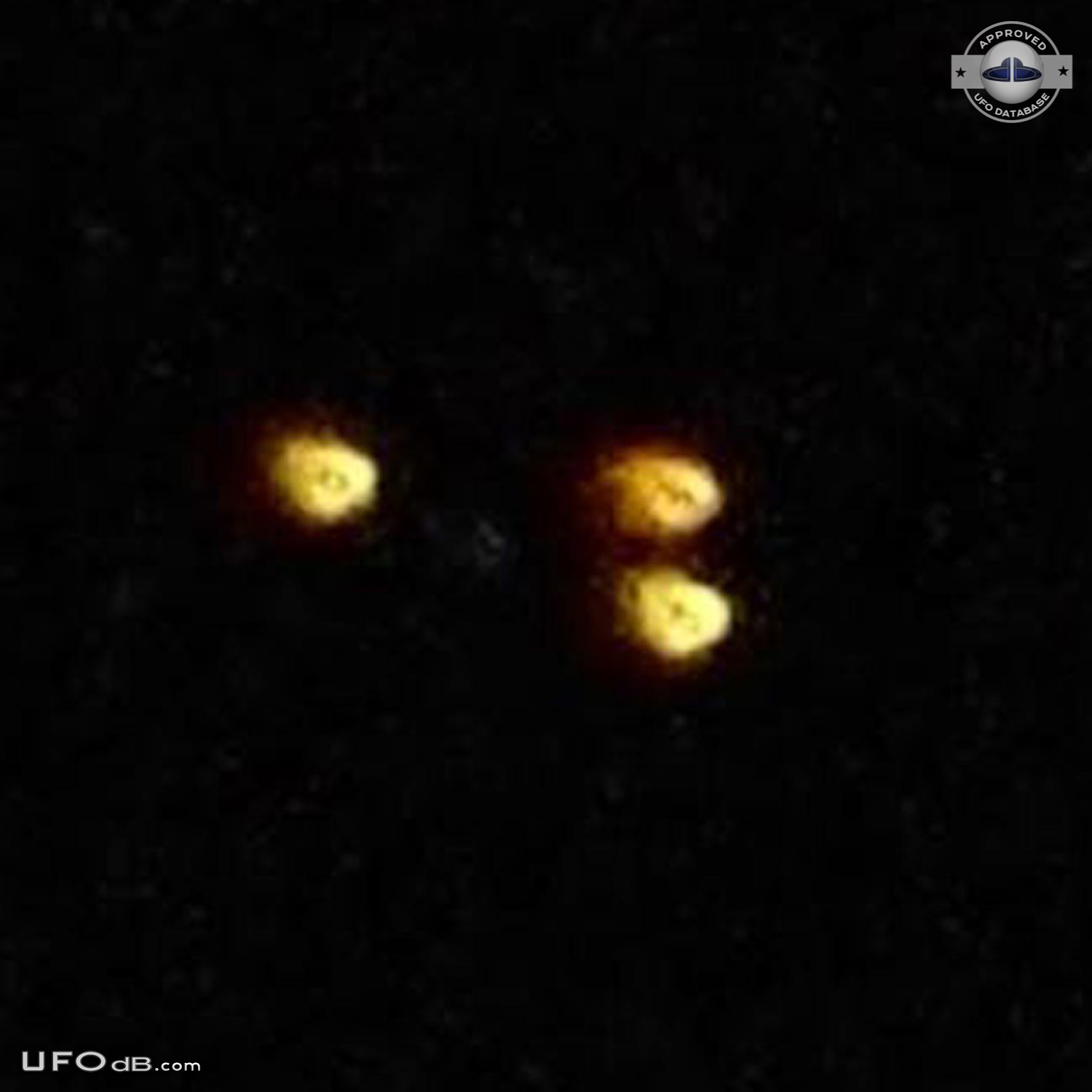 UFO picture with 3 firebals in a triangular formation - Argentina 2011 UFO Picture #408-2