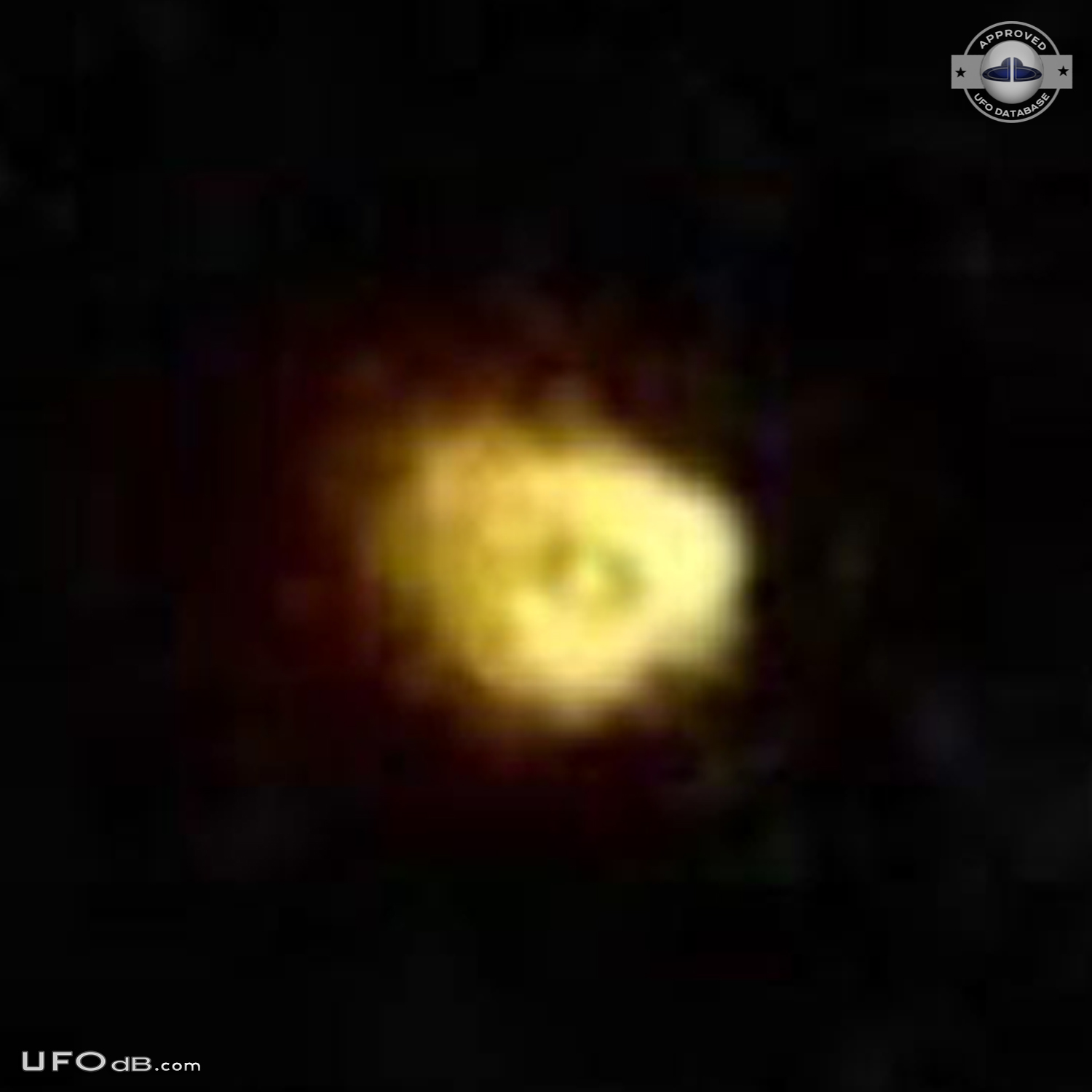 UFO picture with 3 firebals in a triangular formation - Argentina 2011 UFO Picture #408-4