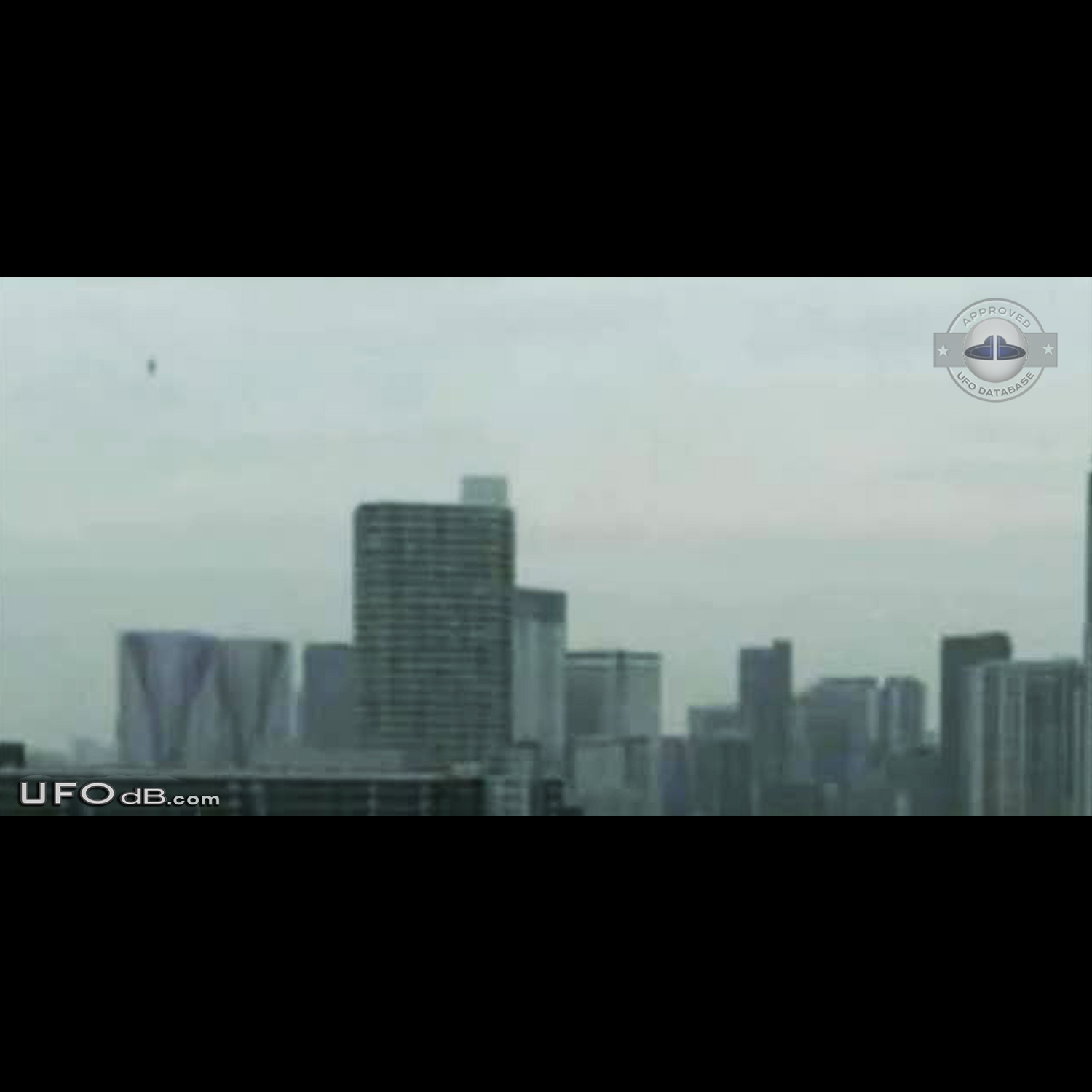 Probe ufo sighting caught on picture in Tokyo, Japan - January 2012 UFO Picture #410-1