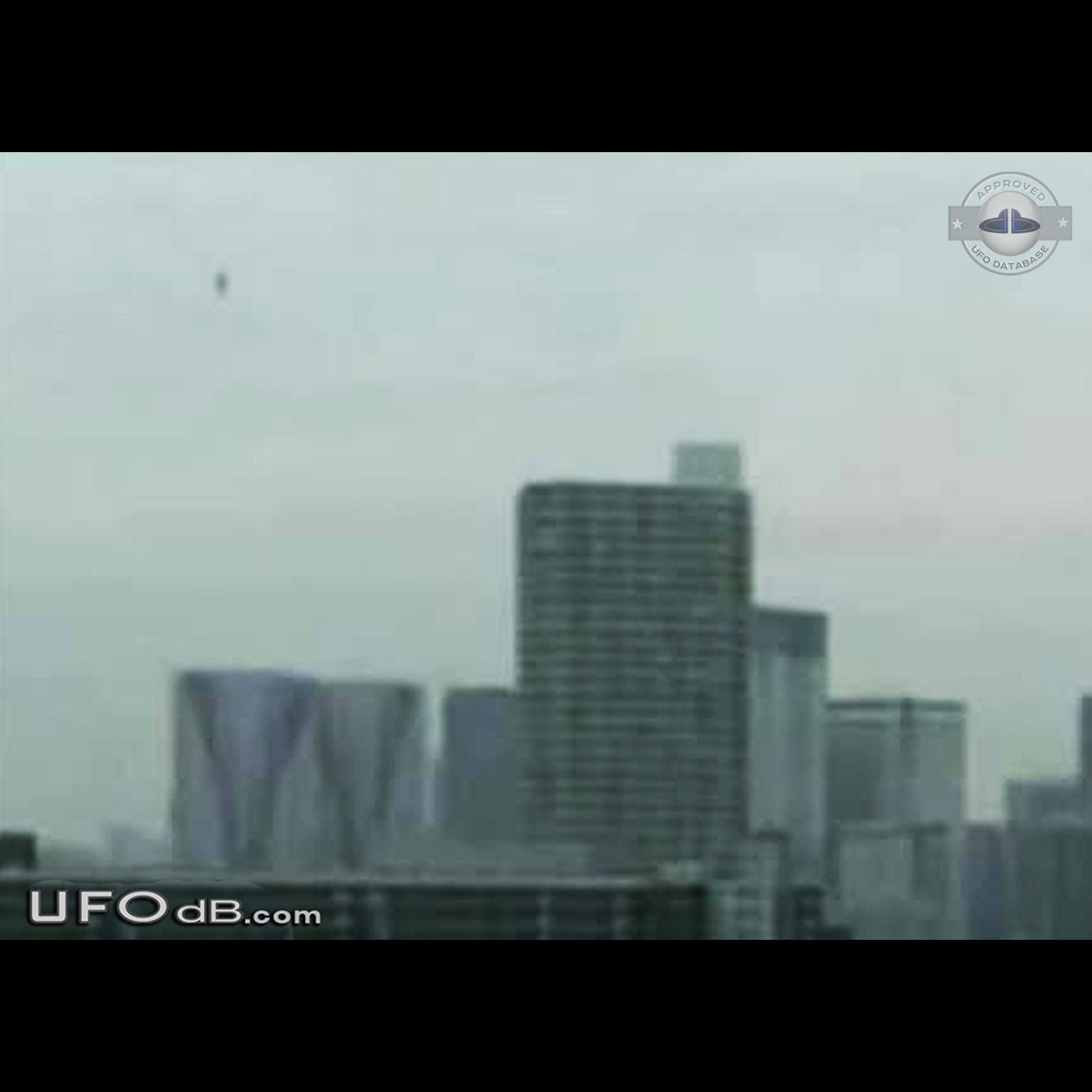 Probe ufo sighting caught on picture in Tokyo, Japan - January 2012 UFO Picture #410-2