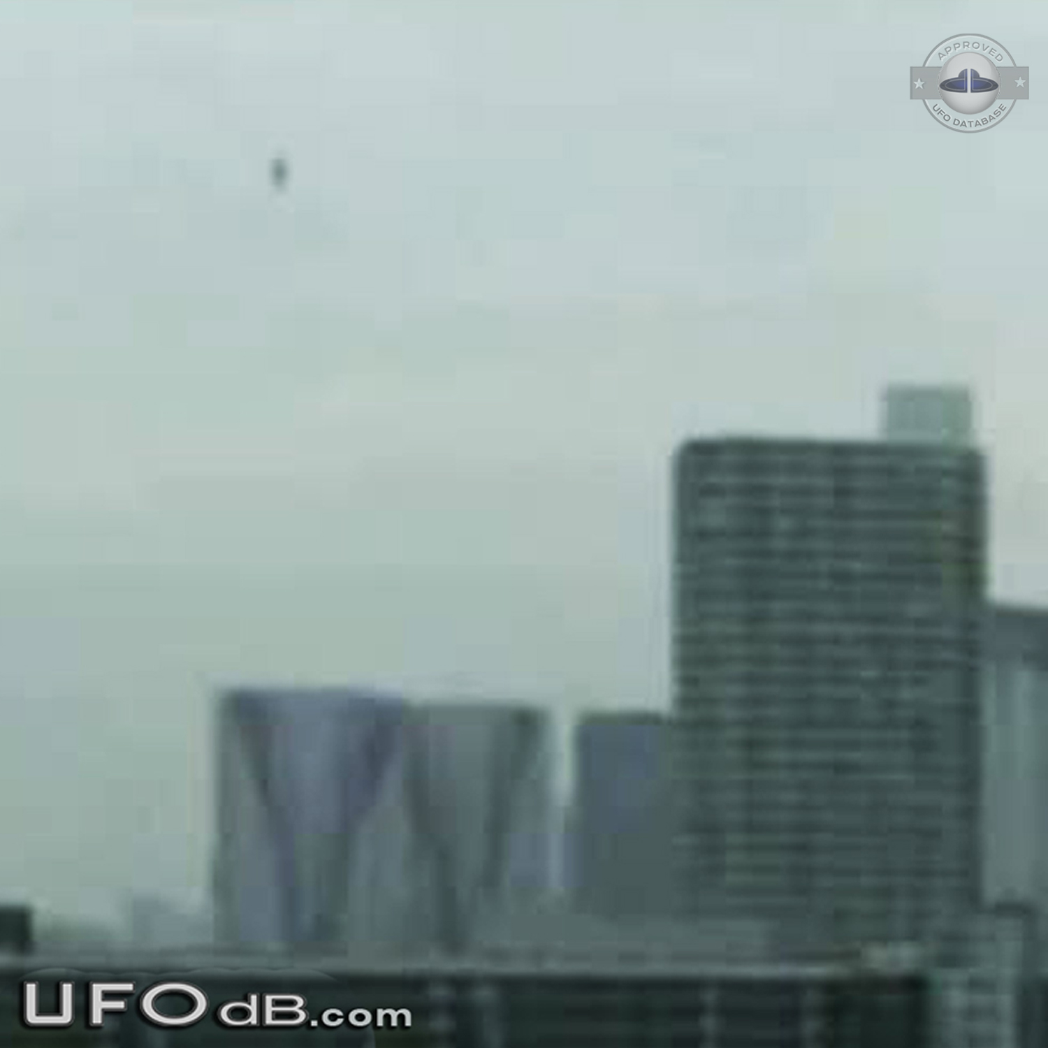 Probe ufo sighting caught on picture in Tokyo, Japan - January 2012 UFO Picture #410-3