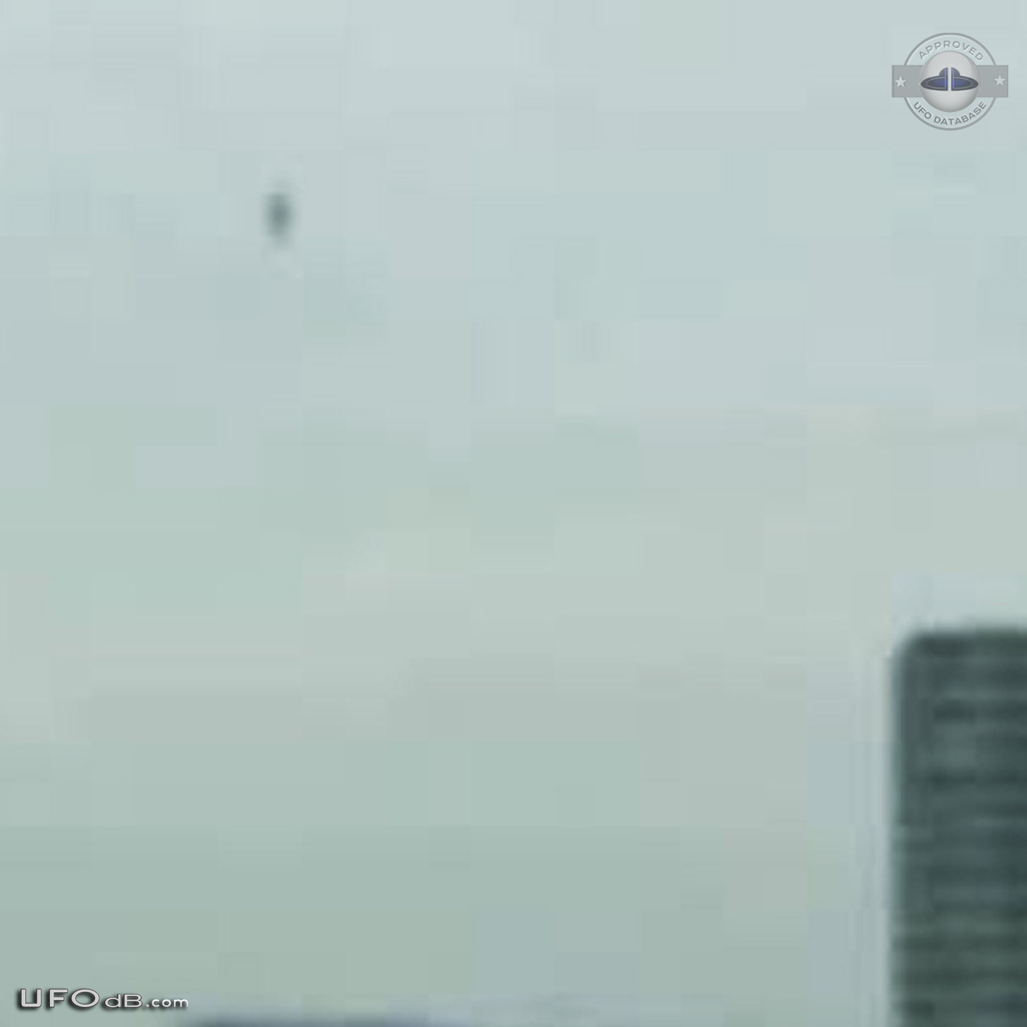 Probe ufo sighting caught on picture in Tokyo, Japan - January 2012 UFO Picture #410-4