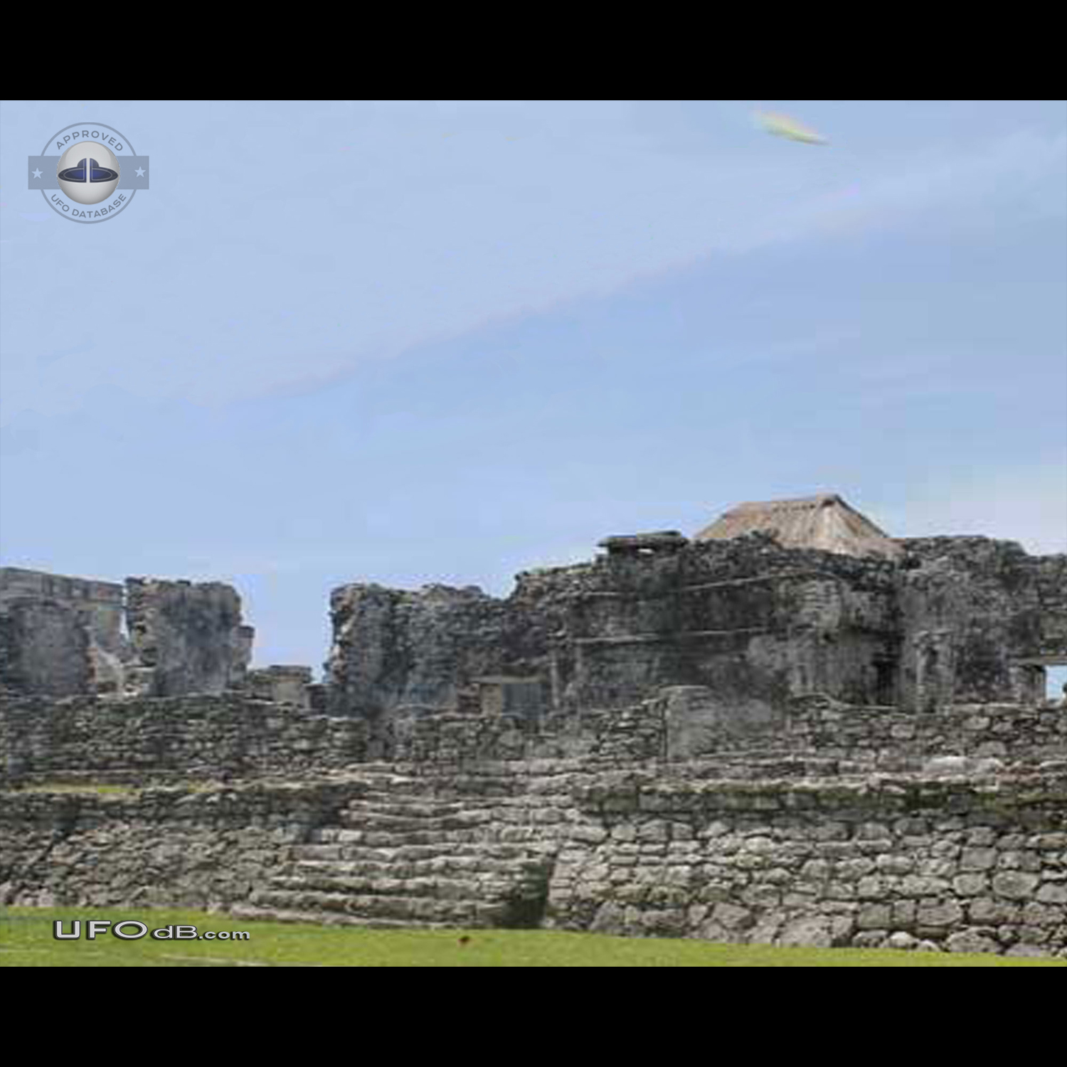 Saucer UFO caught on picture near the Maya city ruins of Tulum - 2011 UFO Picture #413-1