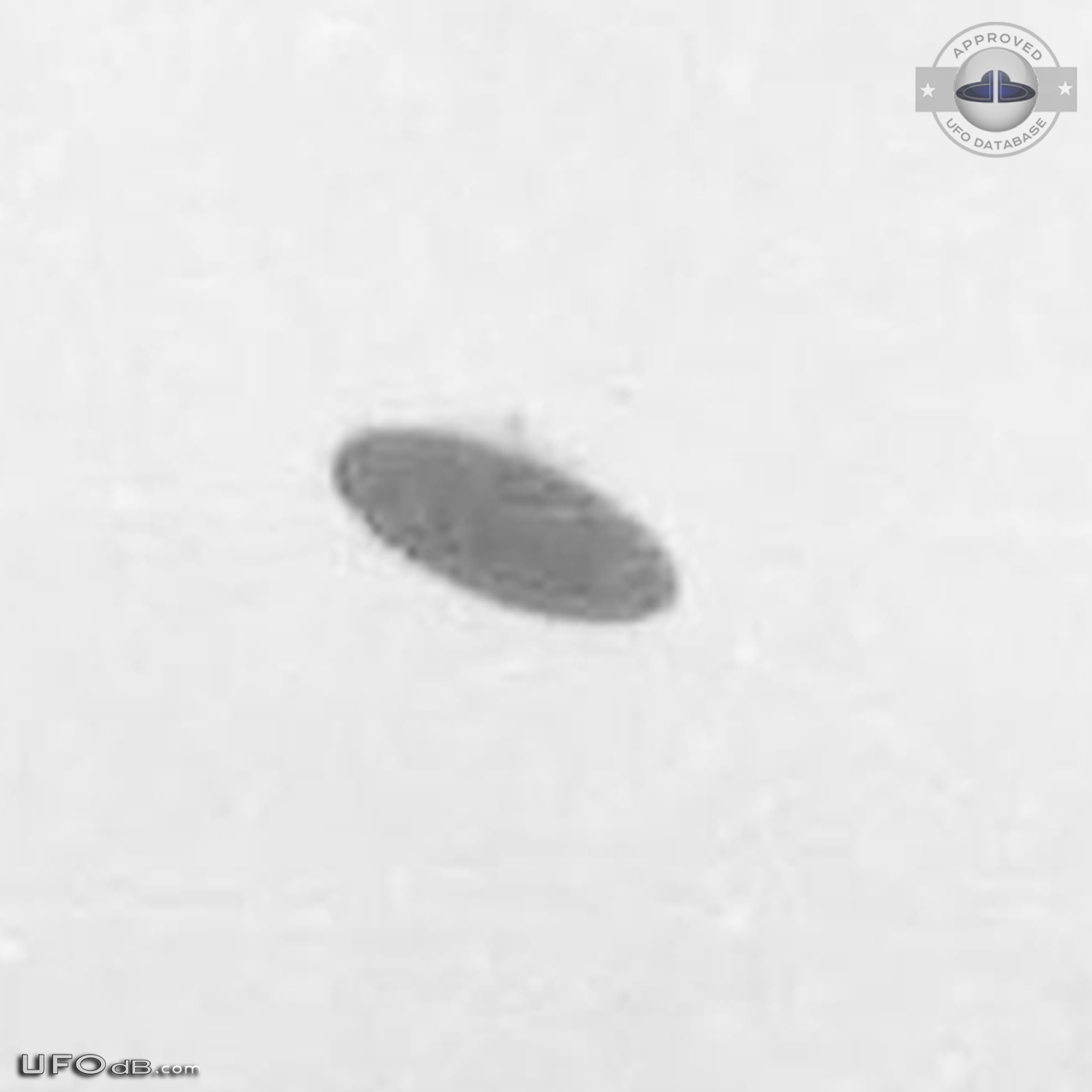 One of the Best UFO picture of all time - 1950 McMinnville, Oregon UFO Picture #423-6