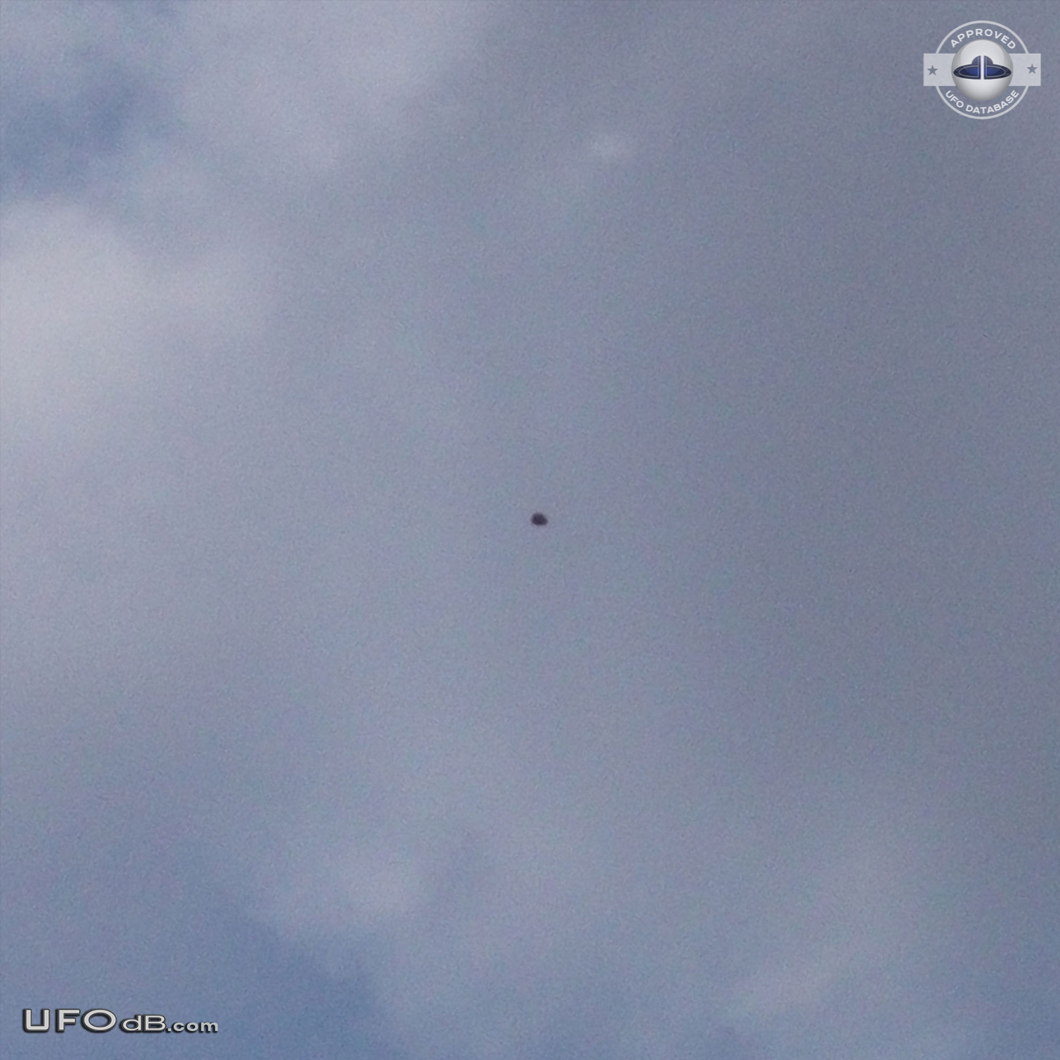 Dark UFO hovering over Rishon LeZion in Center Israel - 2012 UFO Picture #424-1