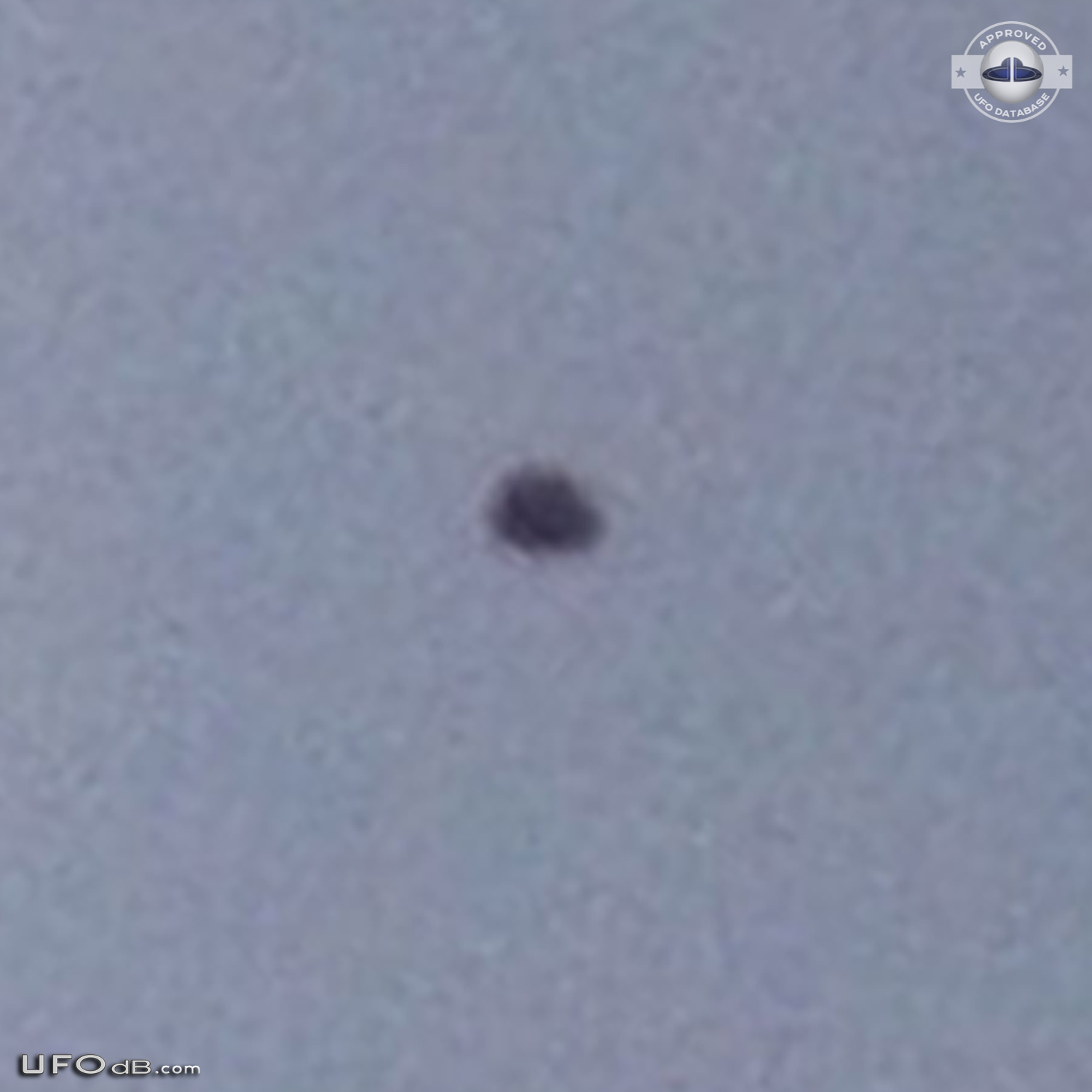 Dark UFO hovering over Rishon LeZion in Center Israel - 2012 UFO Picture #424-3