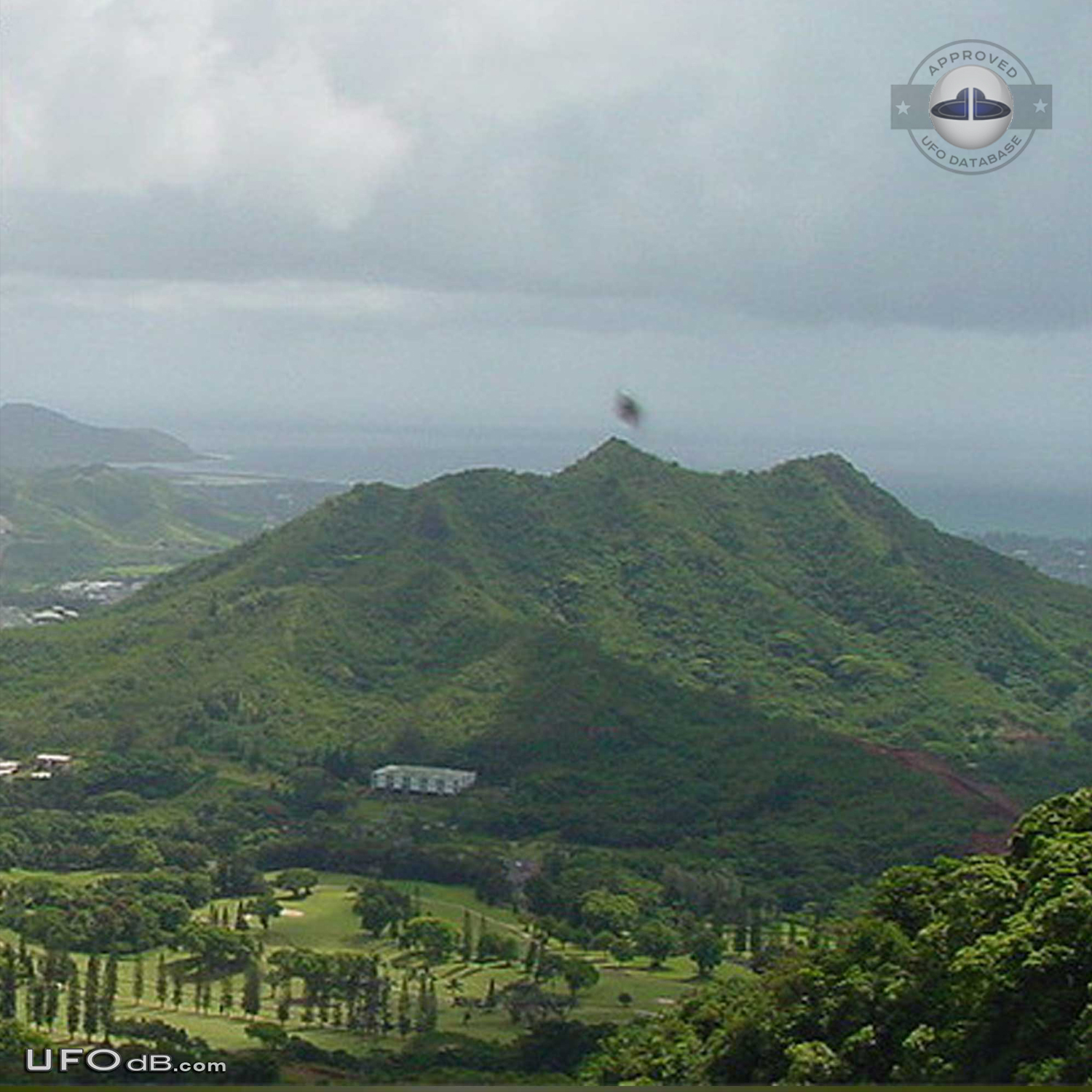 UFO caught on picture over mountain in Oahu, Hawaii in June 2004 UFO Picture #430-1