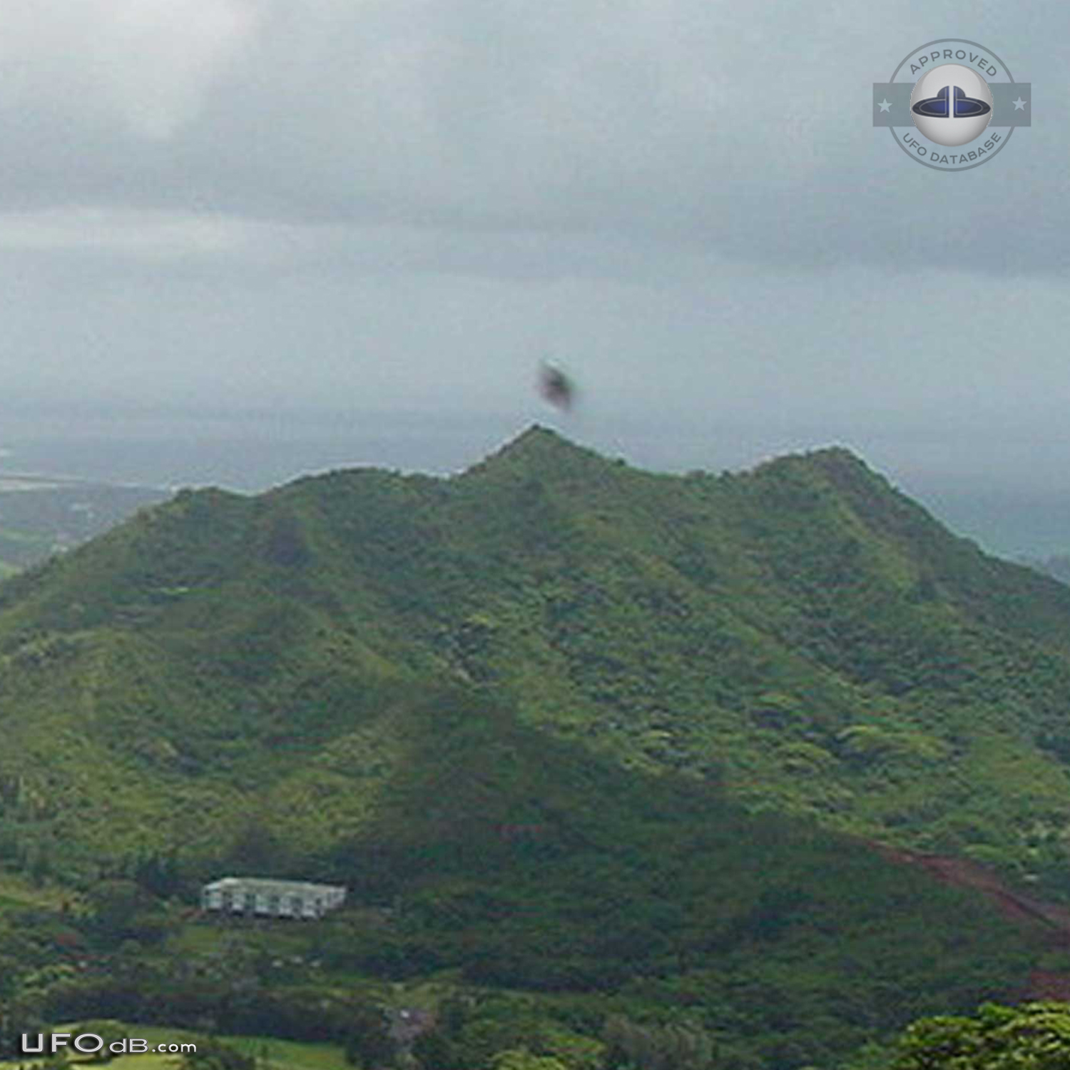 UFO caught on picture over mountain in Oahu, Hawaii in June 2004 UFO Picture #430-2