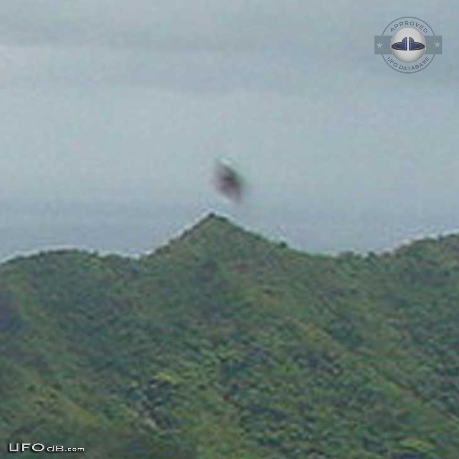 UFO caught on picture over mountain in Oahu, Hawaii in June 2004 UFO Picture #430-3