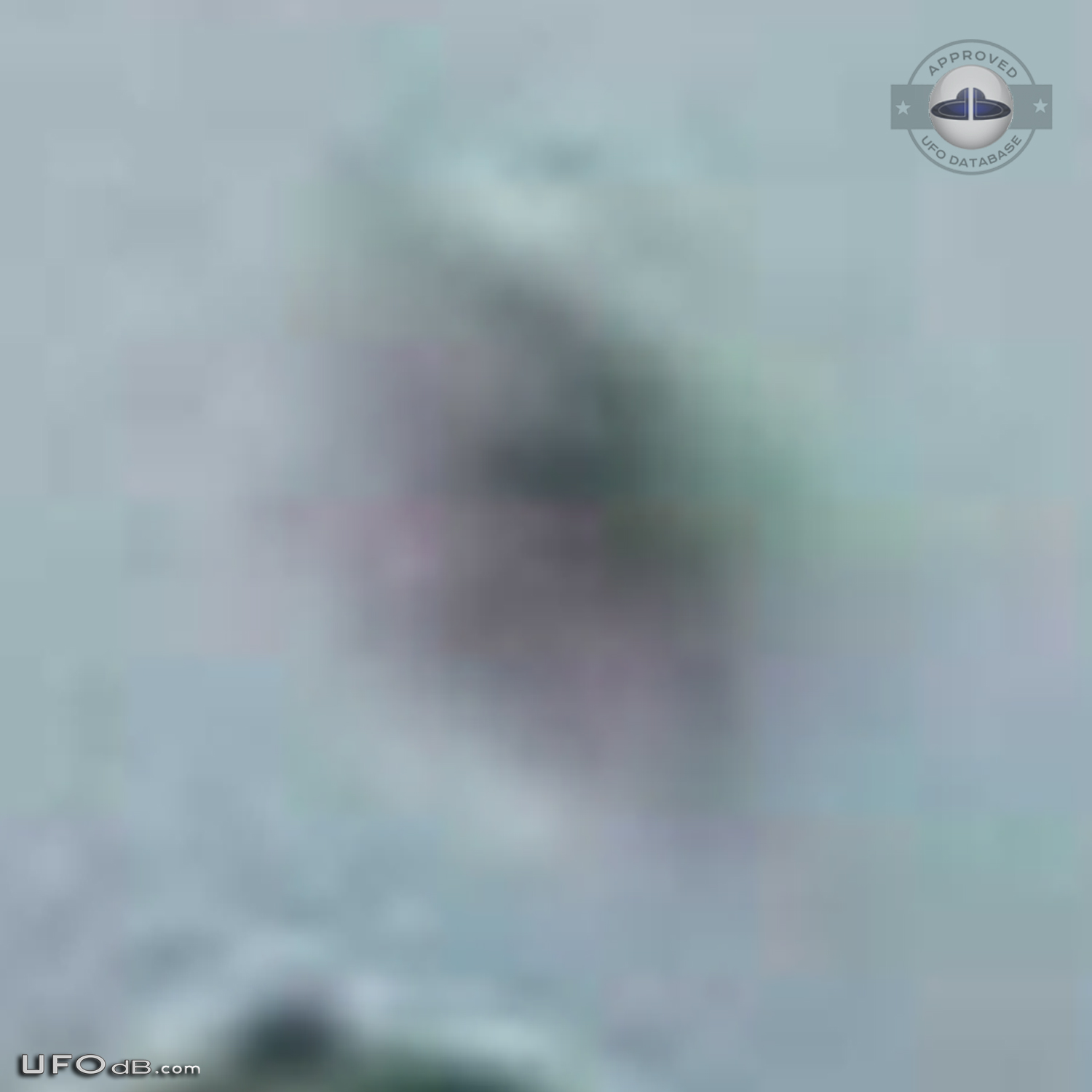 UFO caught on picture over mountain in Oahu, Hawaii in June 2004 UFO Picture #430-5