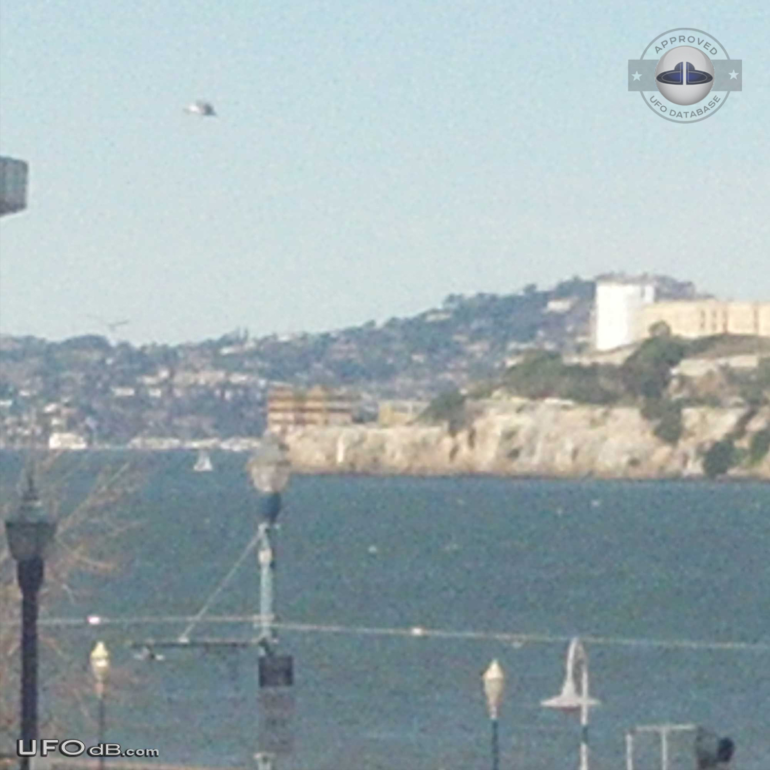 UFO picture get UFO near Alcatraz island - San Fransisco 2011 UFO Picture #431-1