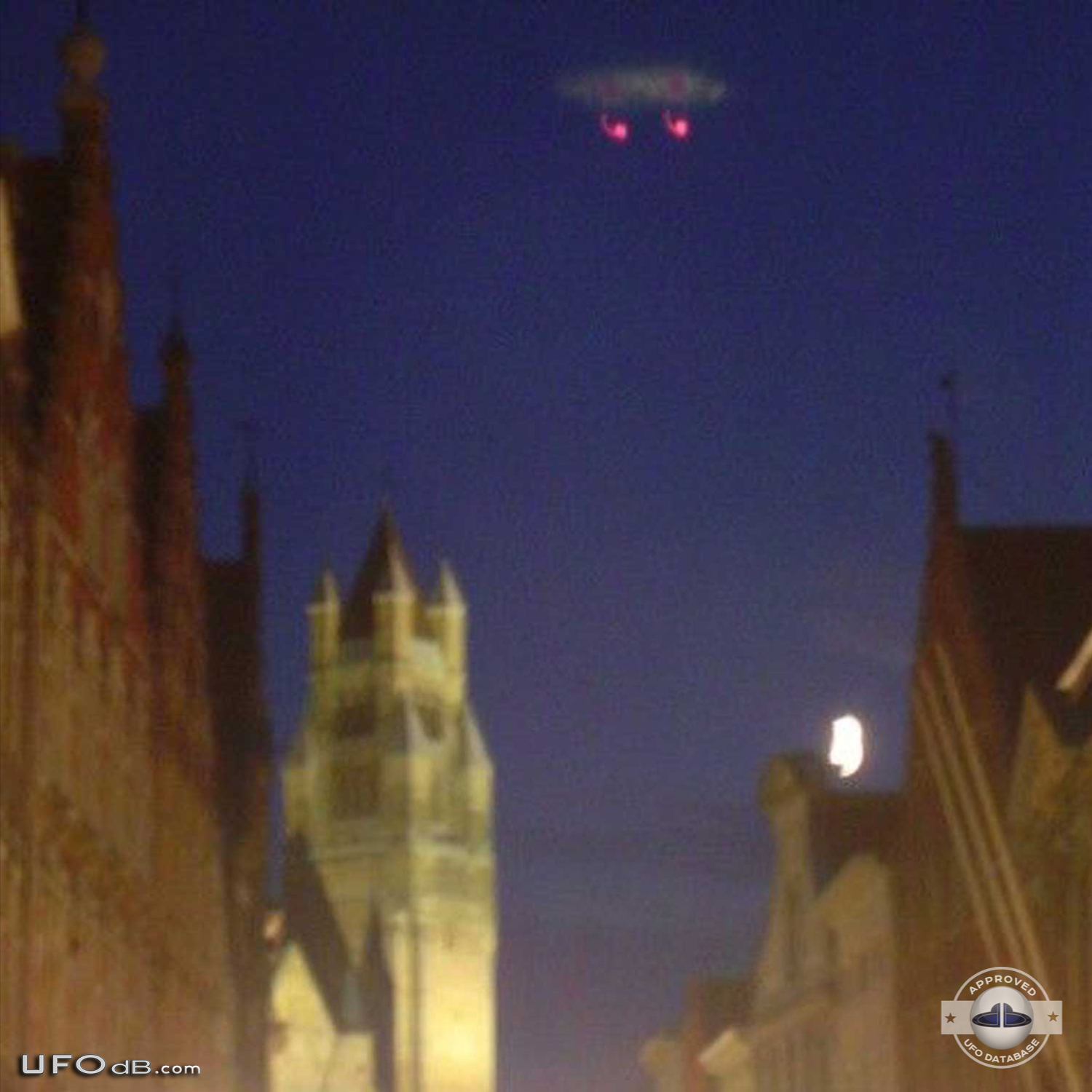 Strange Saucer UFO over Bruges Belgium caugh on picture in 2005 UFO Picture #434-2
