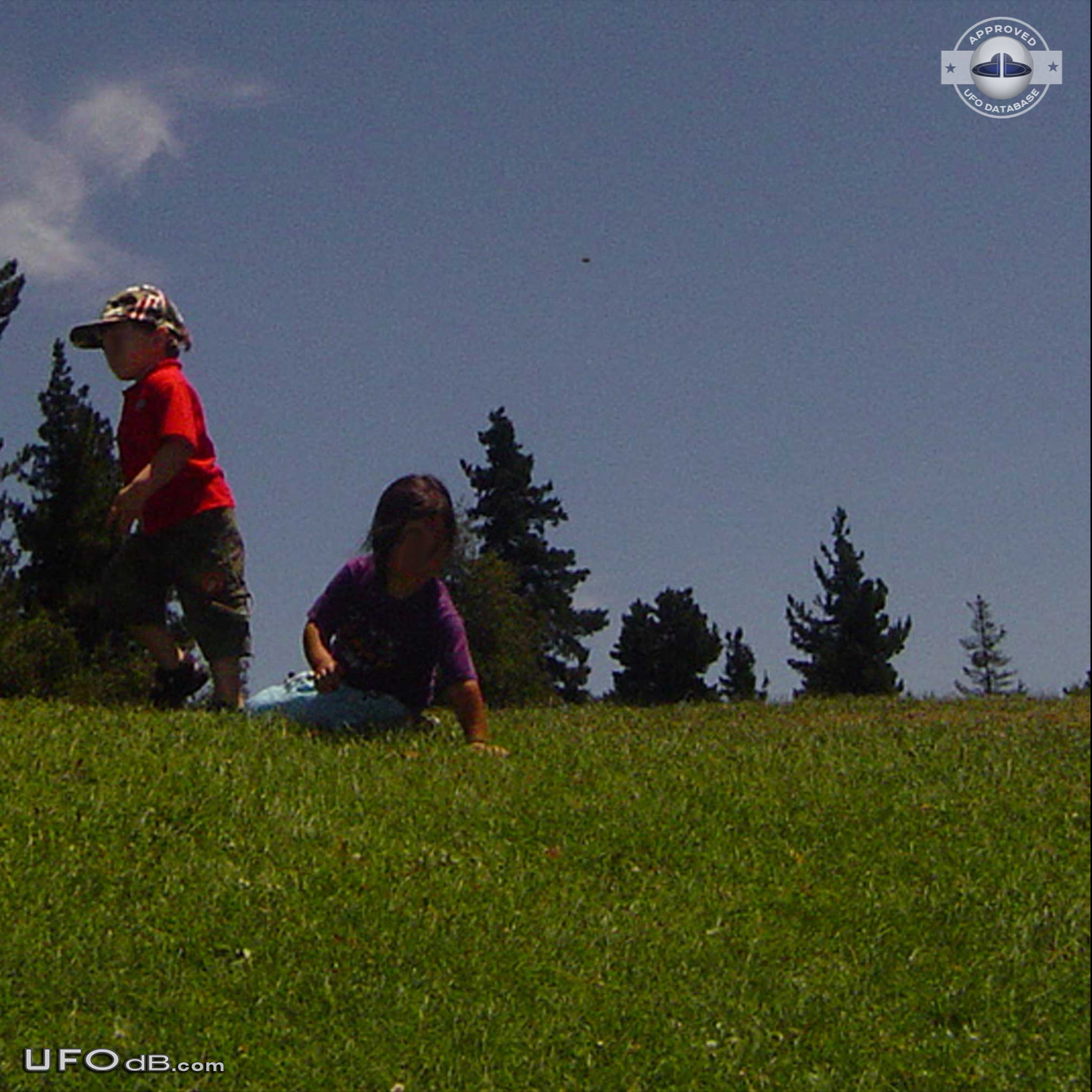 Kids picture captures a passing UFO in the sky of Cayo Chile in 2007 UFO Picture #435-1