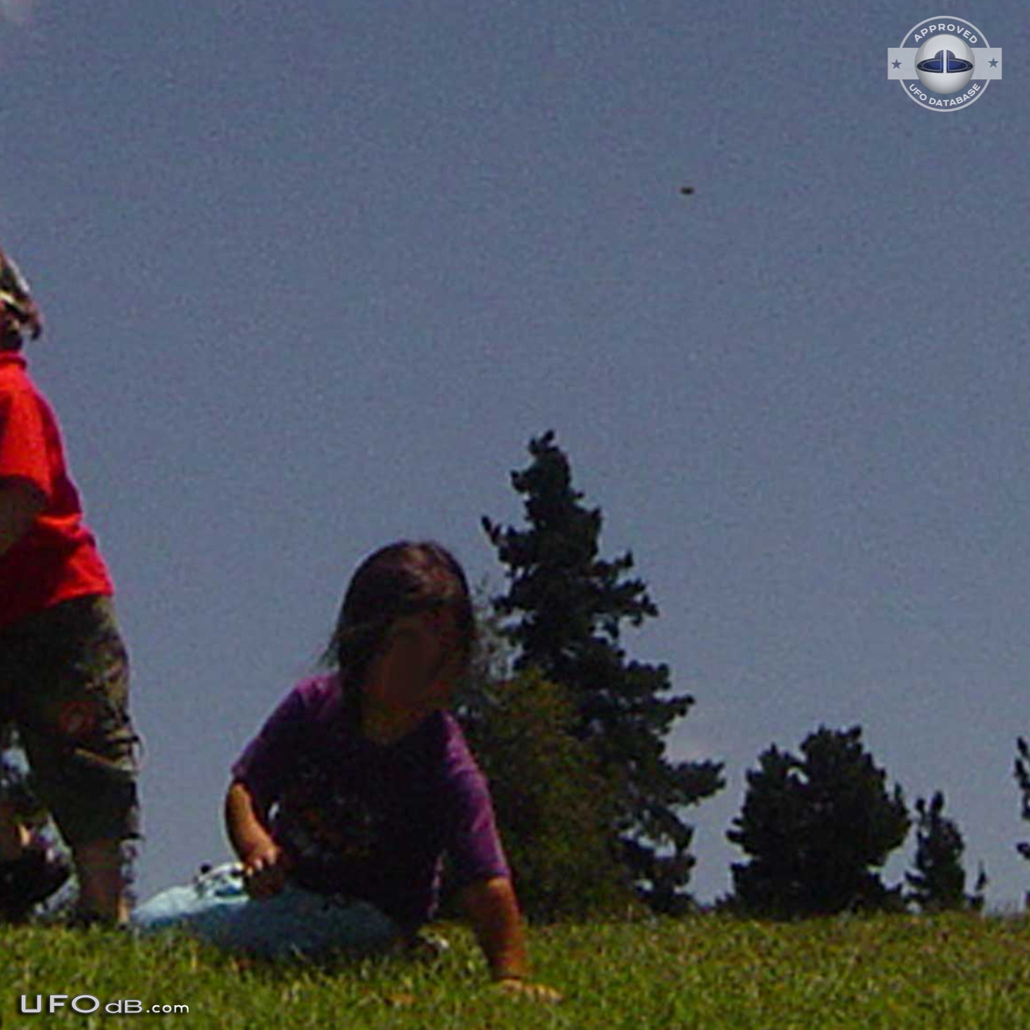 Kids picture captures a passing UFO in the sky of Cayo Chile in 2007 UFO Picture #435-2