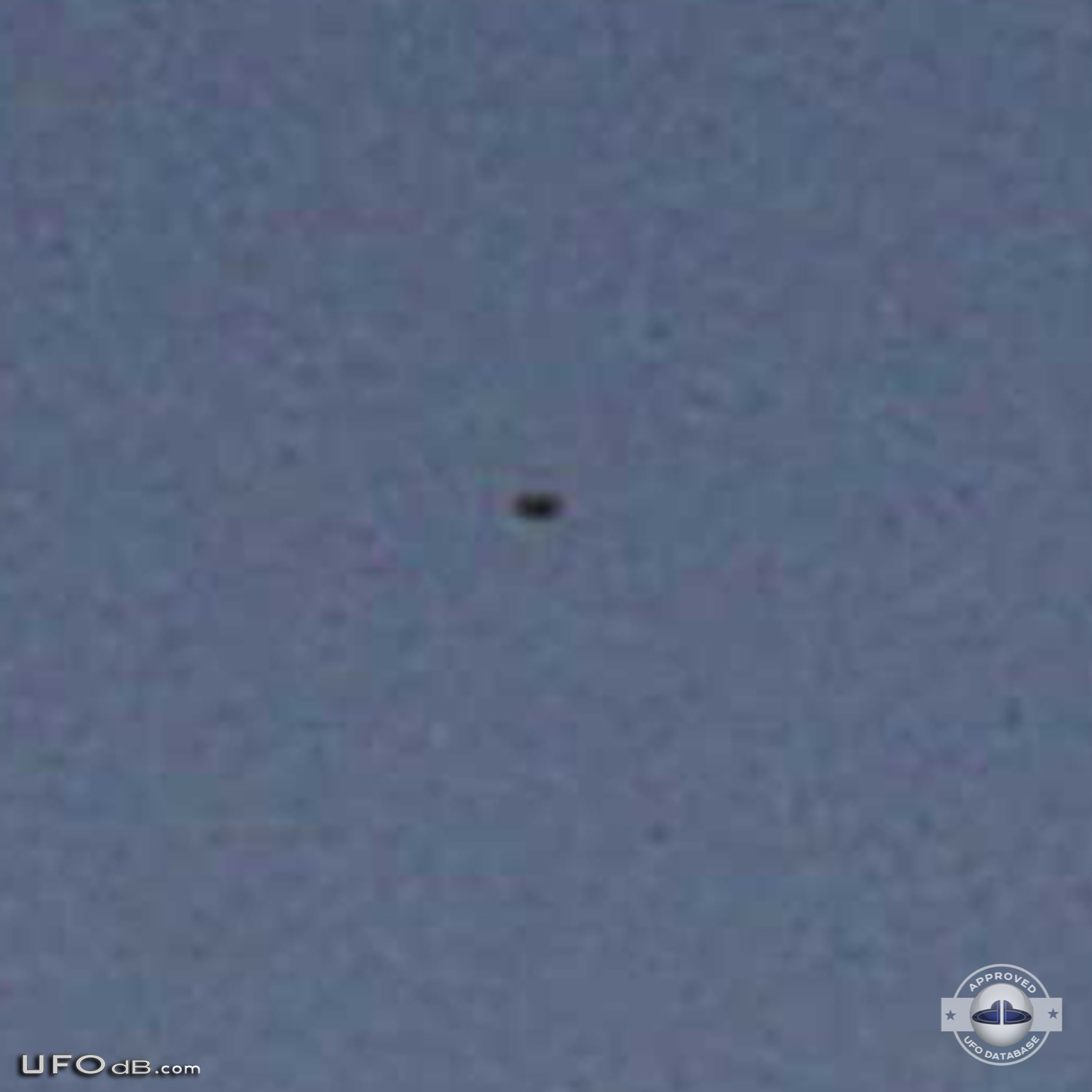 Kids picture captures a passing UFO in the sky of Cayo Chile in 2007 UFO Picture #435-3