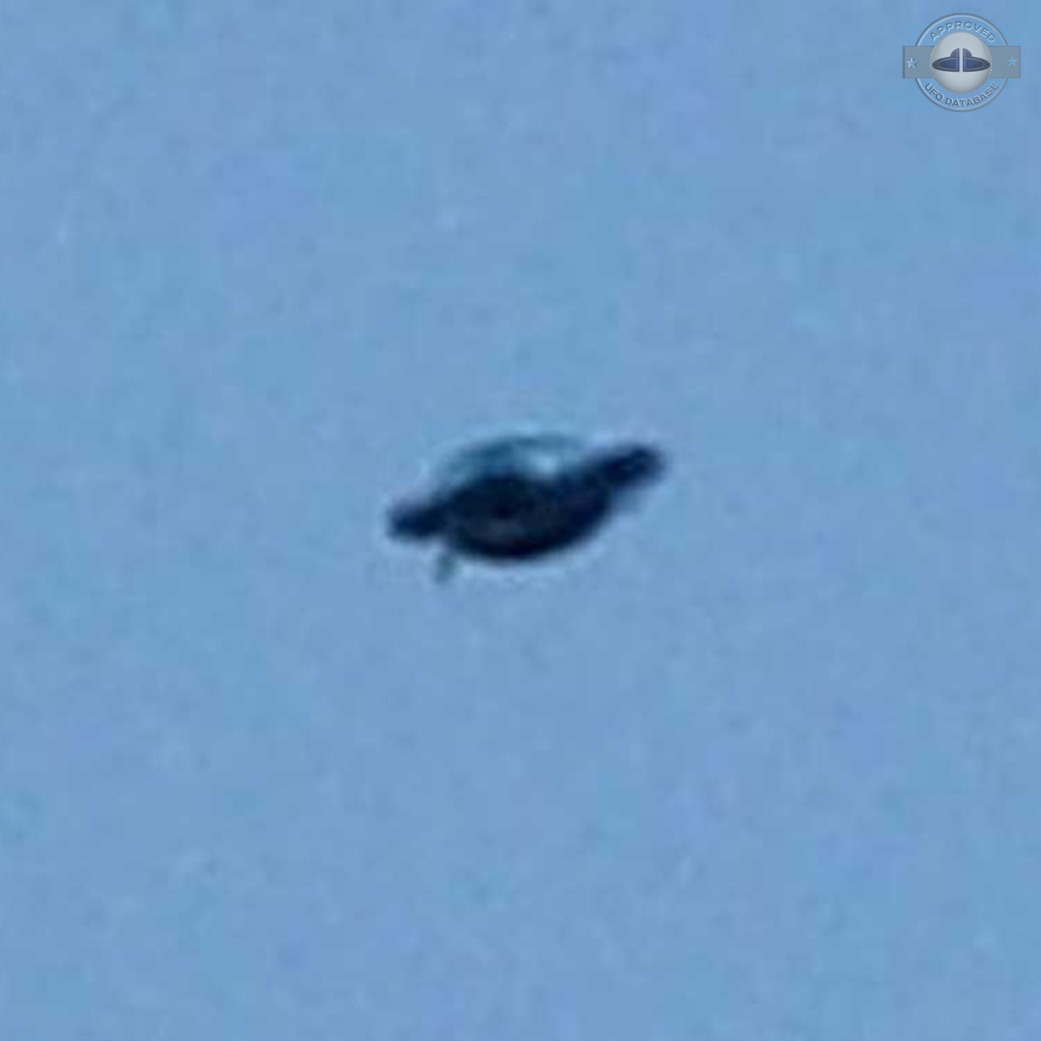 Father and Son in Zagreb, Croatia sees UFO and get picture - 2006 UFO Picture #441-2