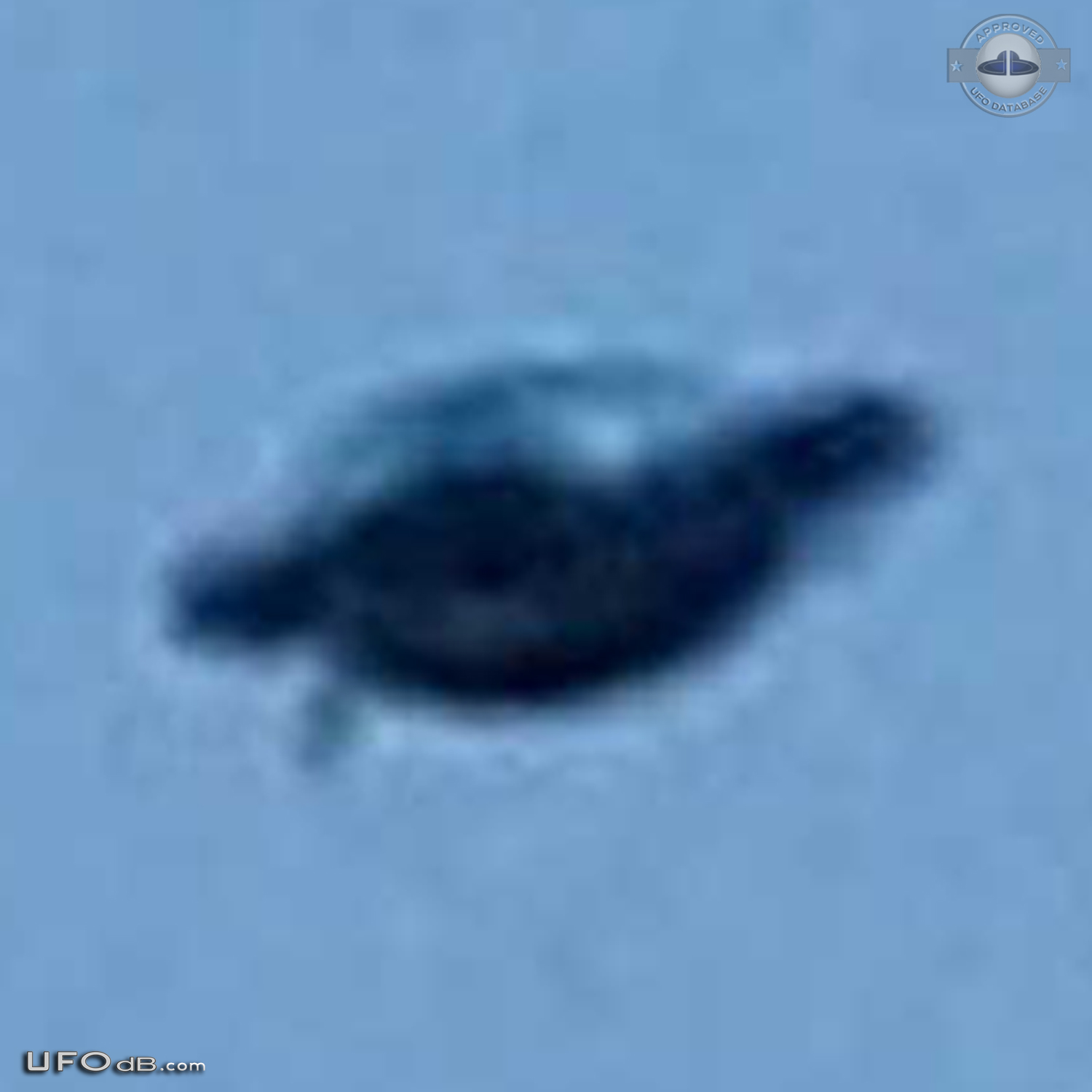 Father and Son in Zagreb, Croatia sees UFO and get picture - 2006 UFO Picture #441-3