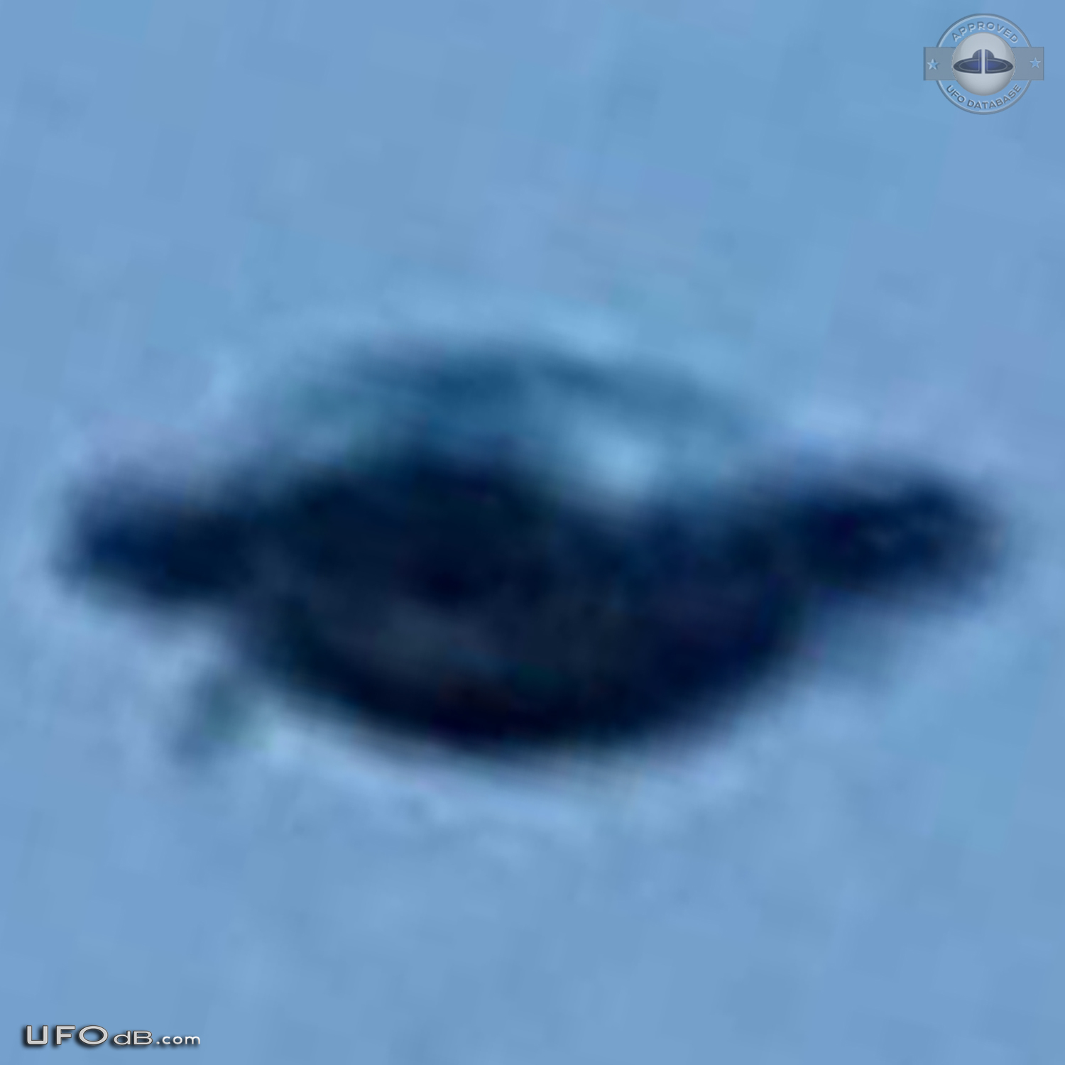 Father and Son in Zagreb, Croatia sees UFO and get picture - 2006 UFO Picture #441-4