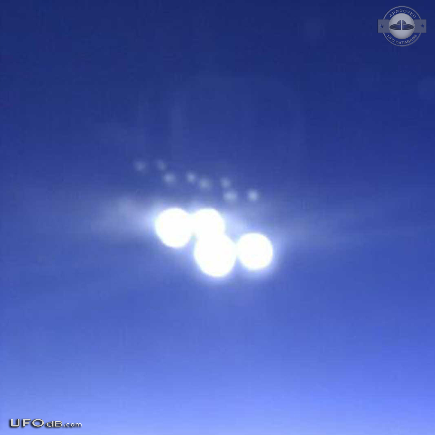 100 airplane passengers panic at UFO sighting - Konia, Cyprus 2012 UFO Picture #443-2