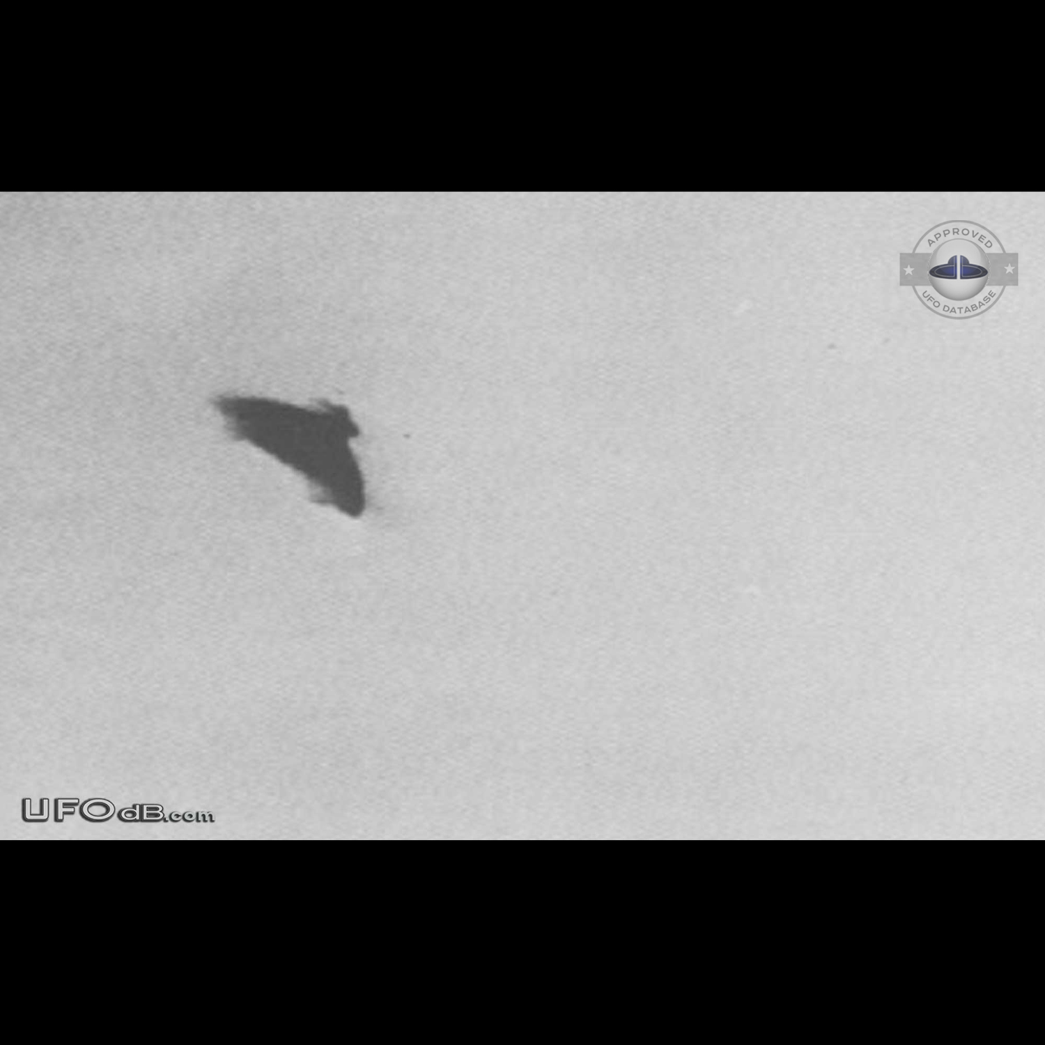 Bell Shaped UFO caught on picture in May 1975 in Chiba, Japan - Asia UFO Picture #447-1