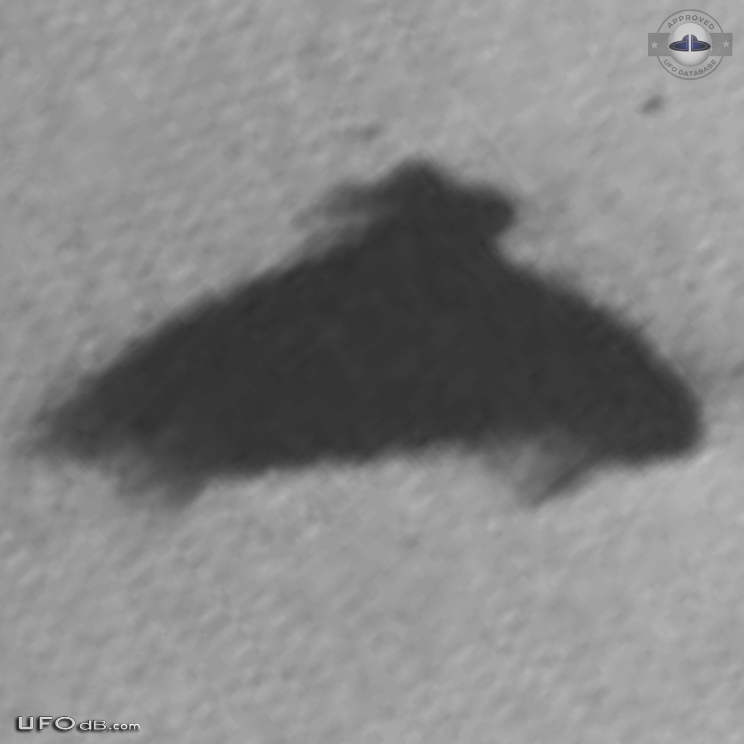 Bell Shaped UFO caught on picture in May 1975 in Chiba, Japan - Asia UFO Picture #447-4