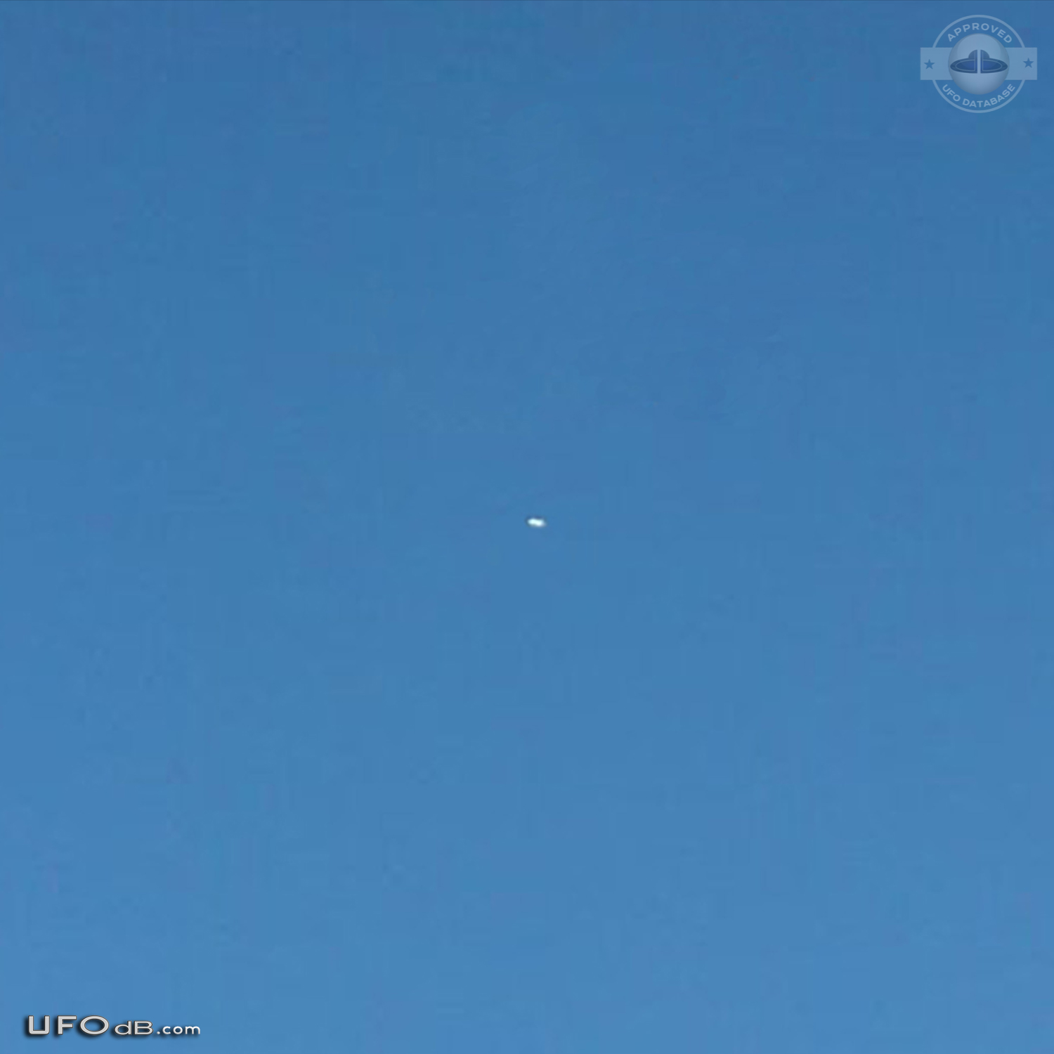 Cylindrical Saucer UFO caught on picture over Oland, Sweden in 2008 UFO Picture #453-2