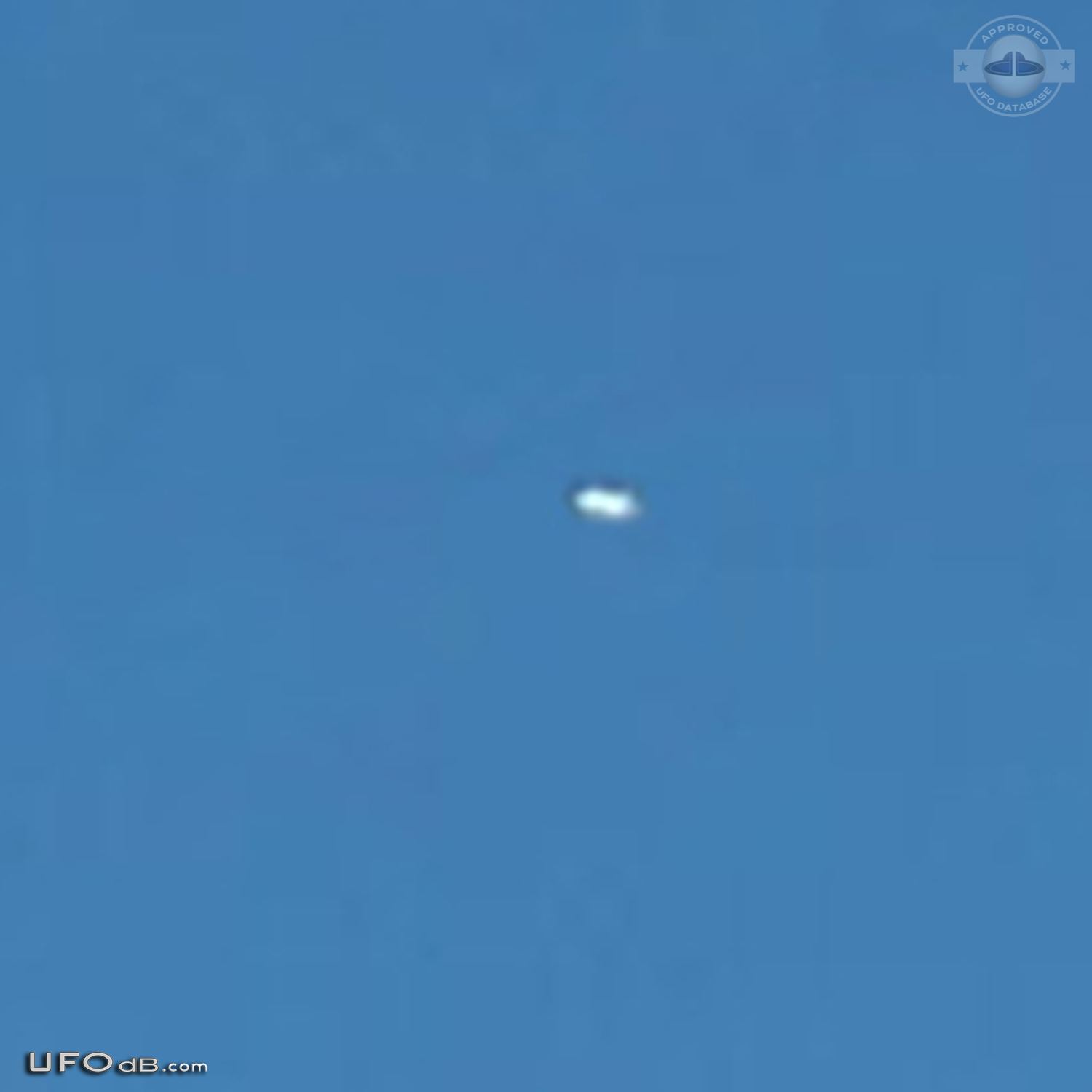 Cylindrical Saucer UFO caught on picture over Oland, Sweden in 2008 UFO Picture #453-3
