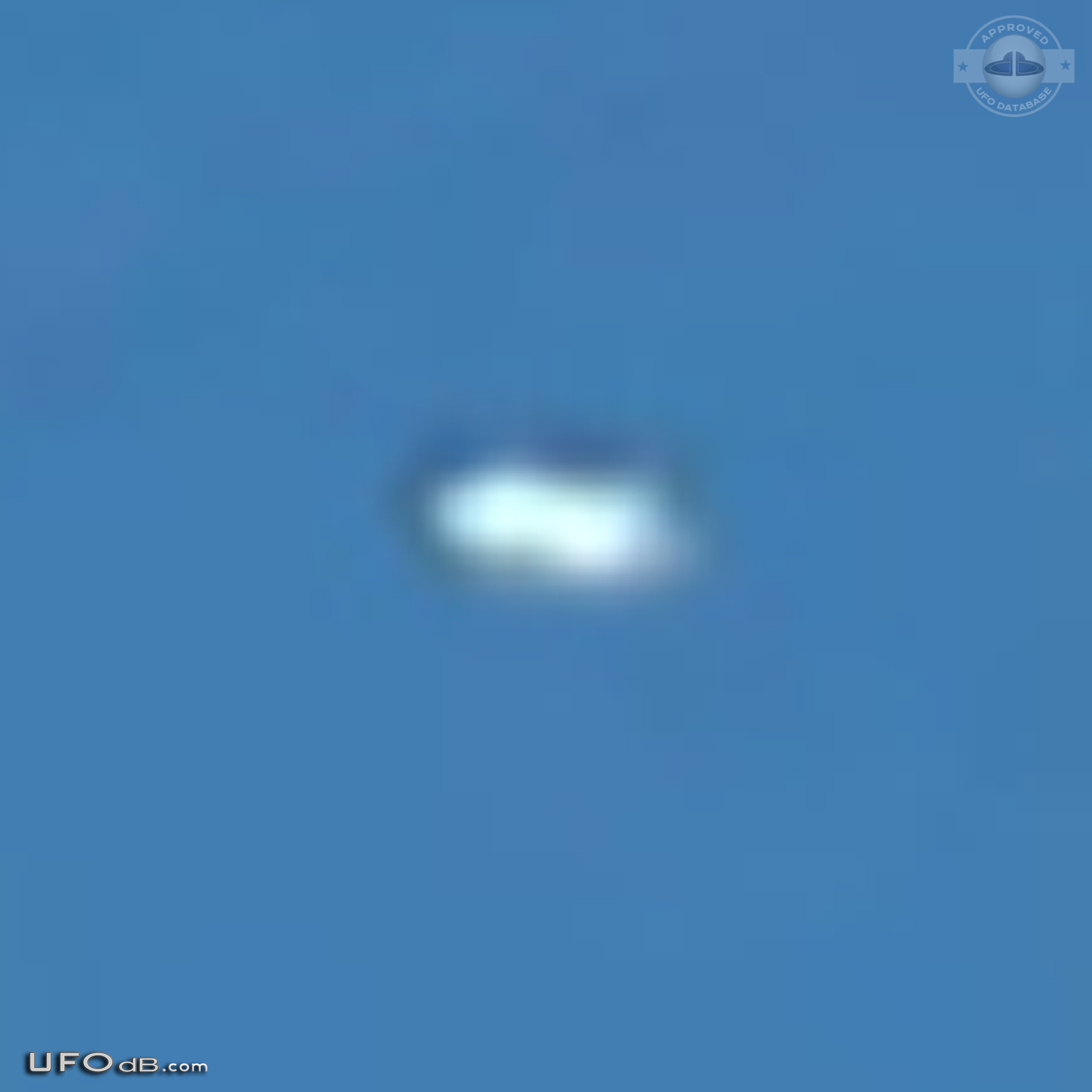 Cylindrical Saucer UFO caught on picture over Oland, Sweden in 2008 UFO Picture #453-4