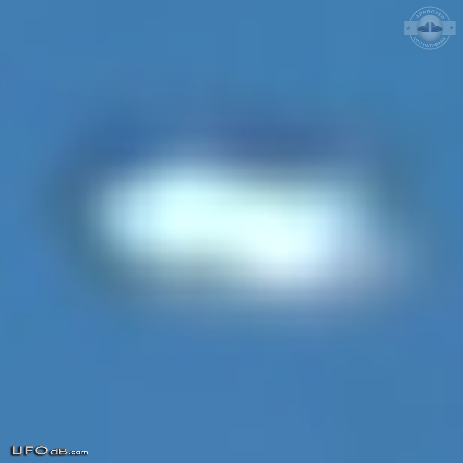 Cylindrical Saucer UFO caught on picture over Oland, Sweden in 2008 UFO Picture #453-5