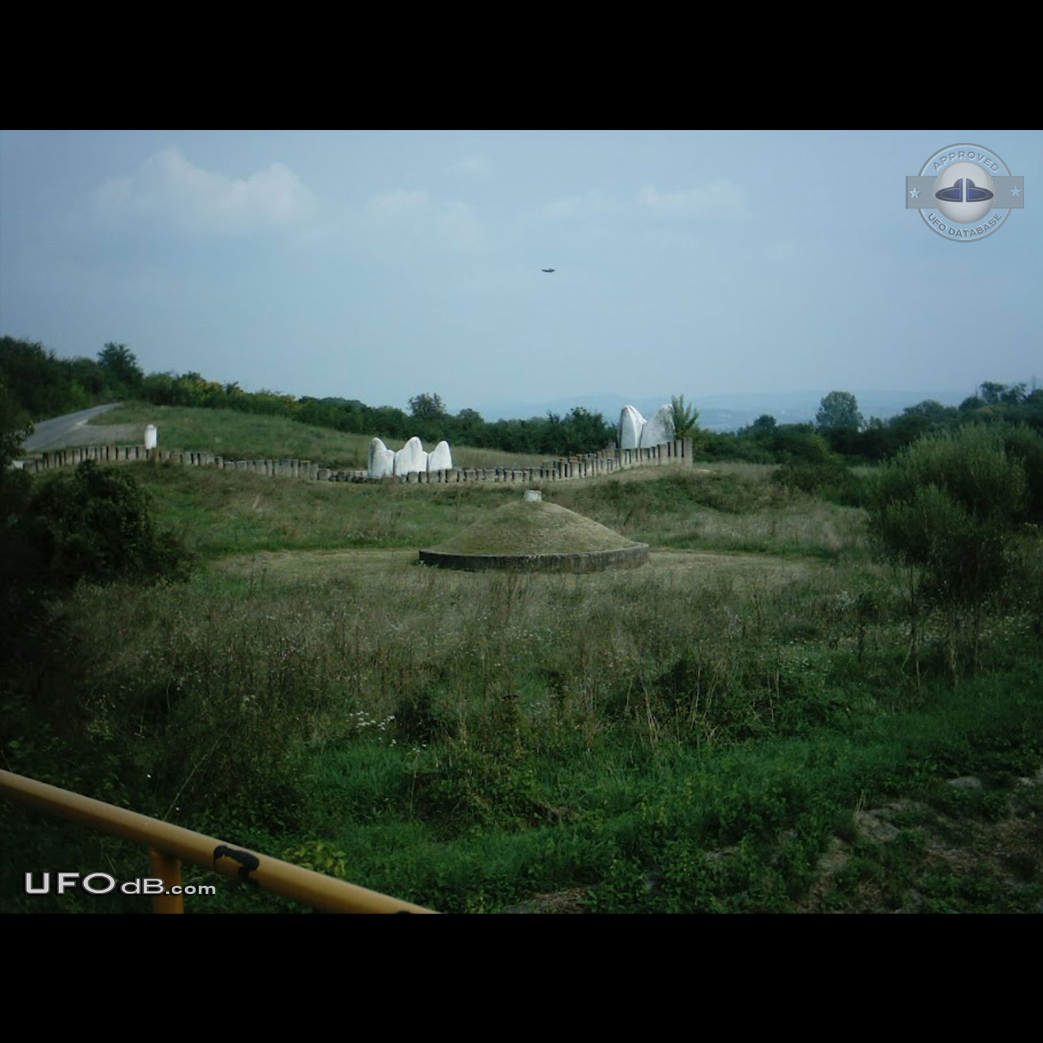 Monument picture reveals passing saucer UFO in Kragujevac, Serbia 2004 UFO Picture #457-1