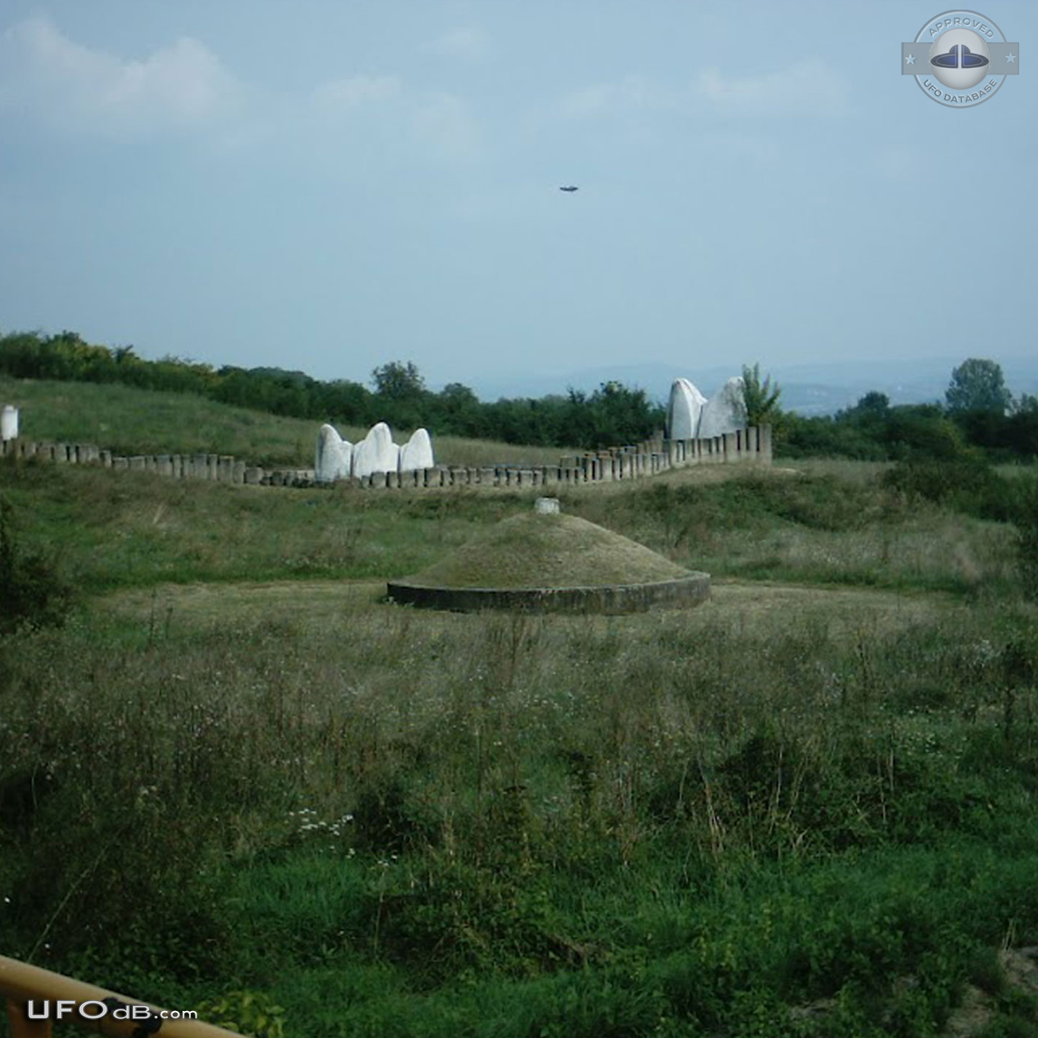 Monument picture reveals passing saucer UFO in Kragujevac, Serbia 2004 UFO Picture #457-2